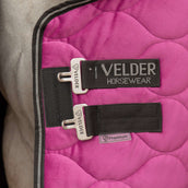 Velder Horsewear Premium Couverture de Concours Satin Glow Dutch Raspberry Velder Horsewear Premium Couverture de Concours Satin Glow Dutch Raspberry