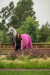 Velder Horsewear Premium Couverture de Concours Satin Glow Dutch Raspberry Velder Horsewear Premium Couverture de Concours Satin Glow Dutch Raspberry