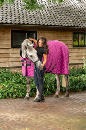 Velder Horsewear Premium Couverture de Concours Satin Glow Dutch Raspberry Velder Horsewear Premium Couverture de Concours Satin Glow Dutch Raspberry