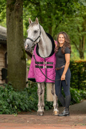 Velder Horsewear Premium Couverture de Concours Satin Glow Dutch Raspberry Velder Horsewear Premium Couverture de Concours Satin Glow Dutch Raspberry