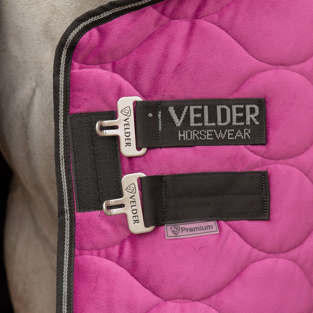 Velder Horsewear Premium Couverture de Concours Satin Glow Dutch Raspberry