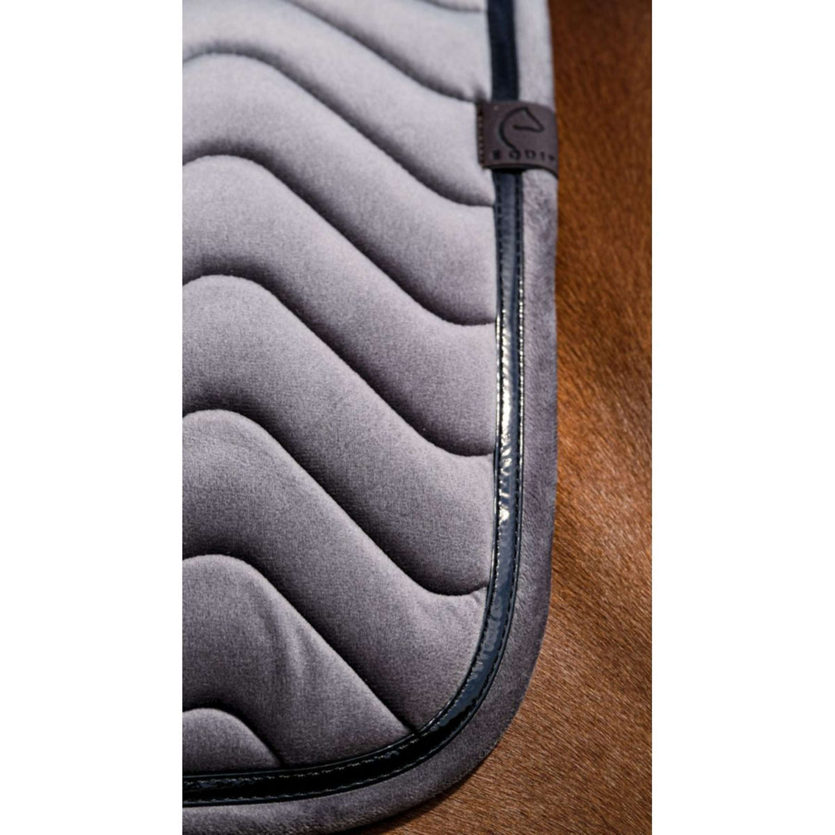 EQUITHÈME Tapis de Selle Glossy de Saut Gris