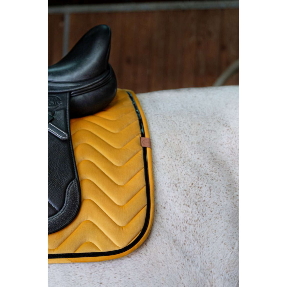 EQUITHÈME Tapis de Selle Glossy Dressage Jaune