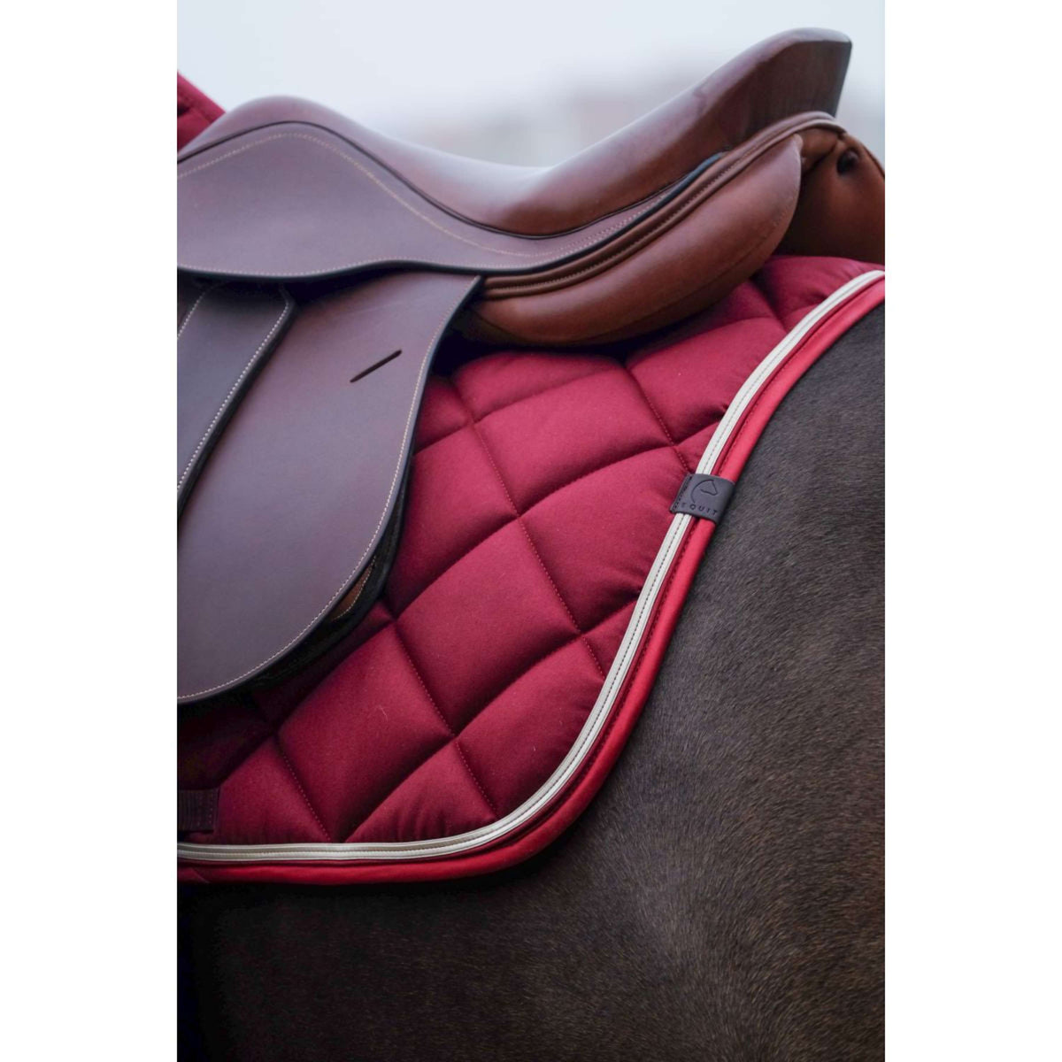 EQUITHÈME Tapis de Selle Classic de Saut Bordeaux