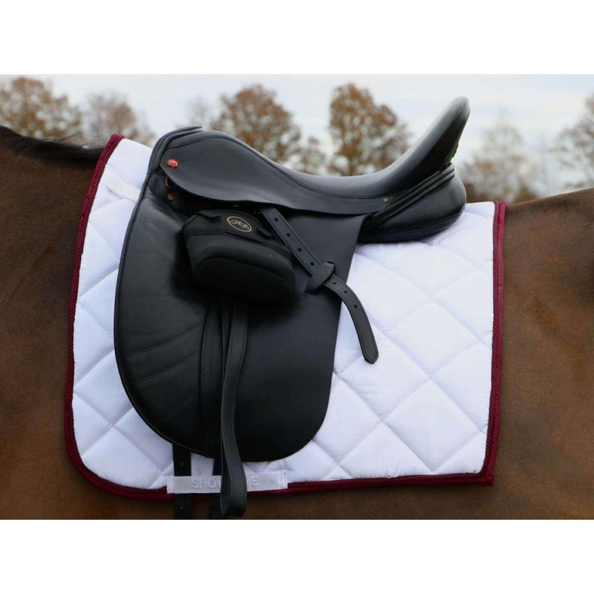 HB Tapis de Selle Showtime Dressage Blanc/burgundy