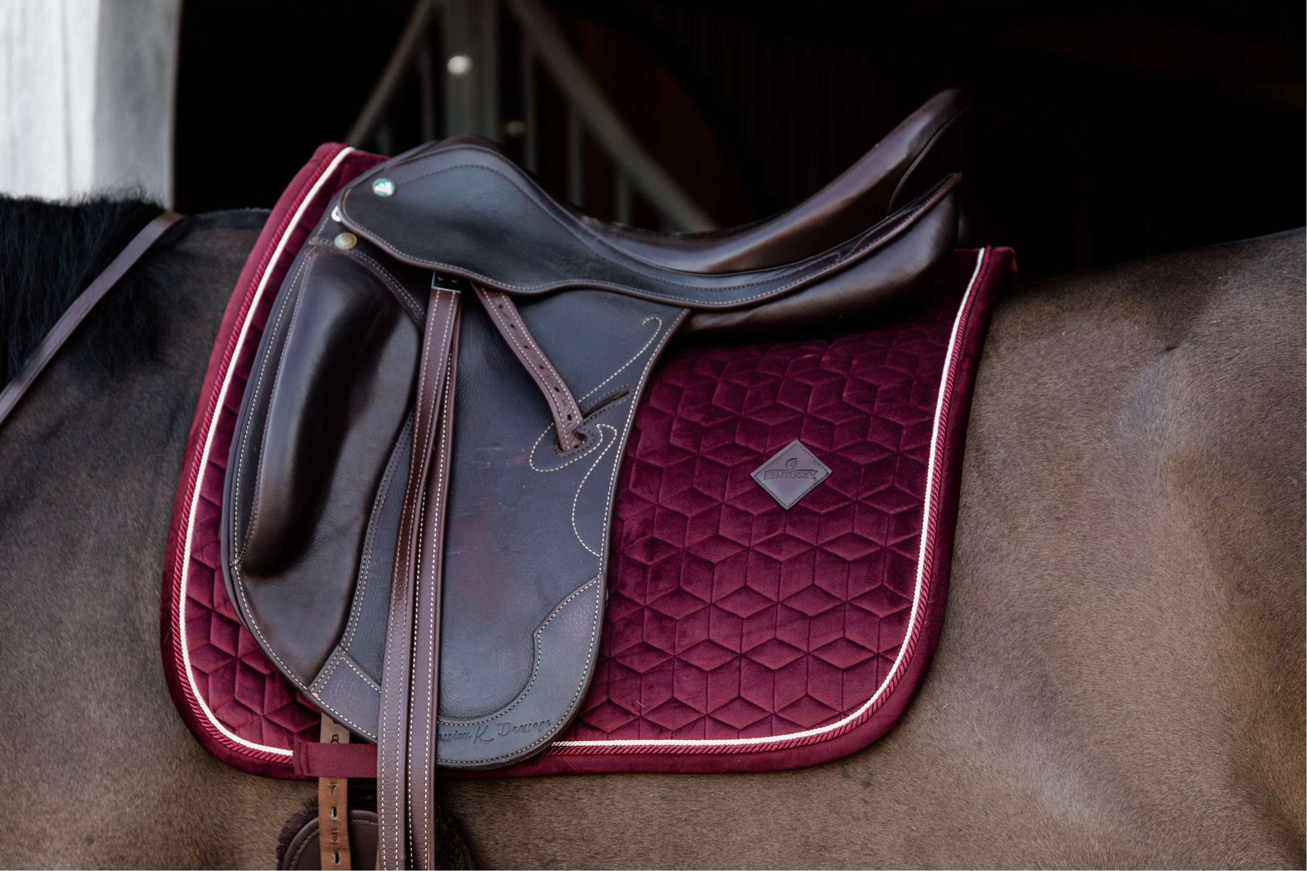 Kentucky Tapis de Selle Velvet Dressage Bordeaux Kentucky Tapis de Selle Velvet Dressage Bordeaux