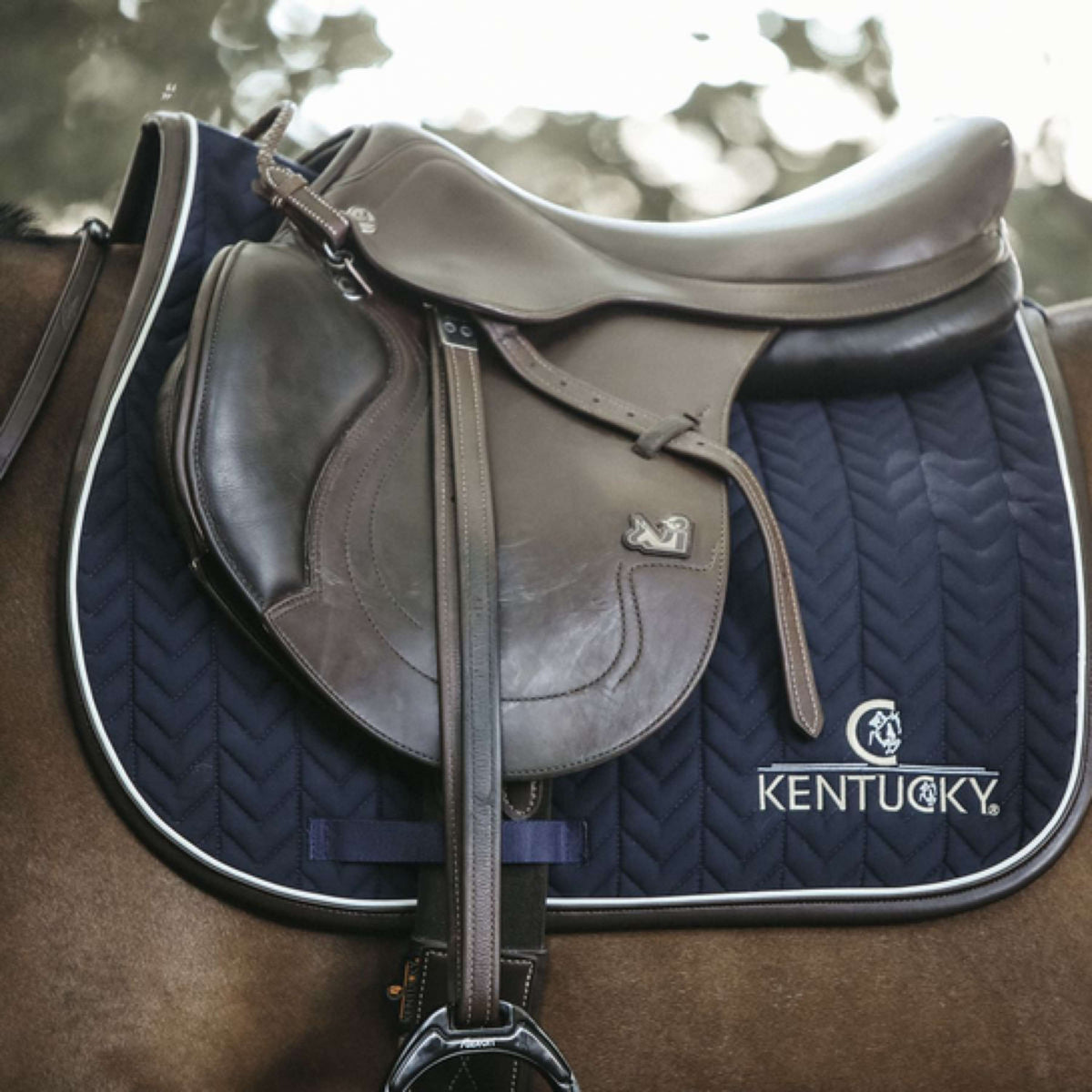 Kentucky Tapis de Selle De Saut Fishbone Leather Marin