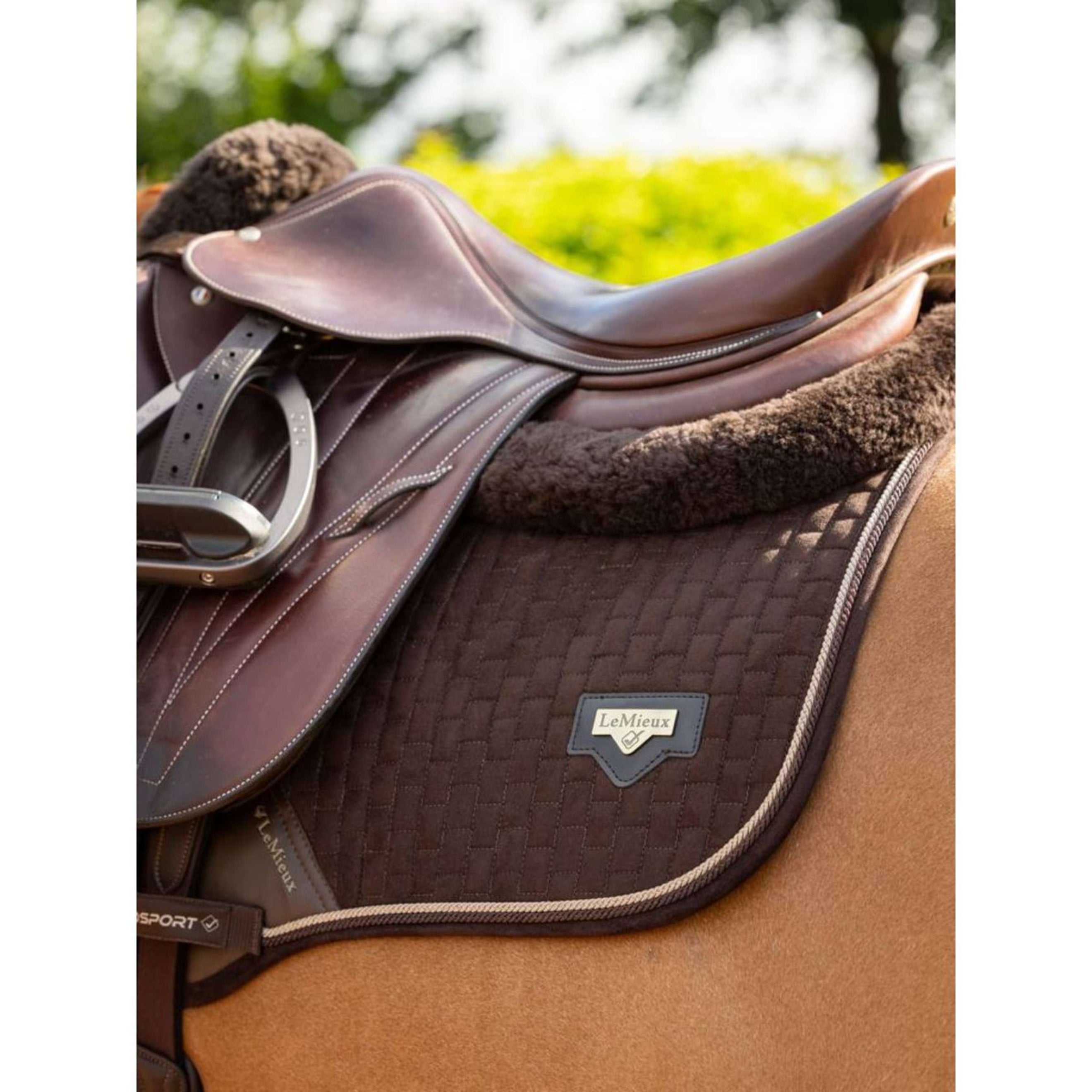 LeMieux Saut en tapis de selle Puissance Suede Marron LeMieux Saut en tapis de selle Puissance Suede Marron