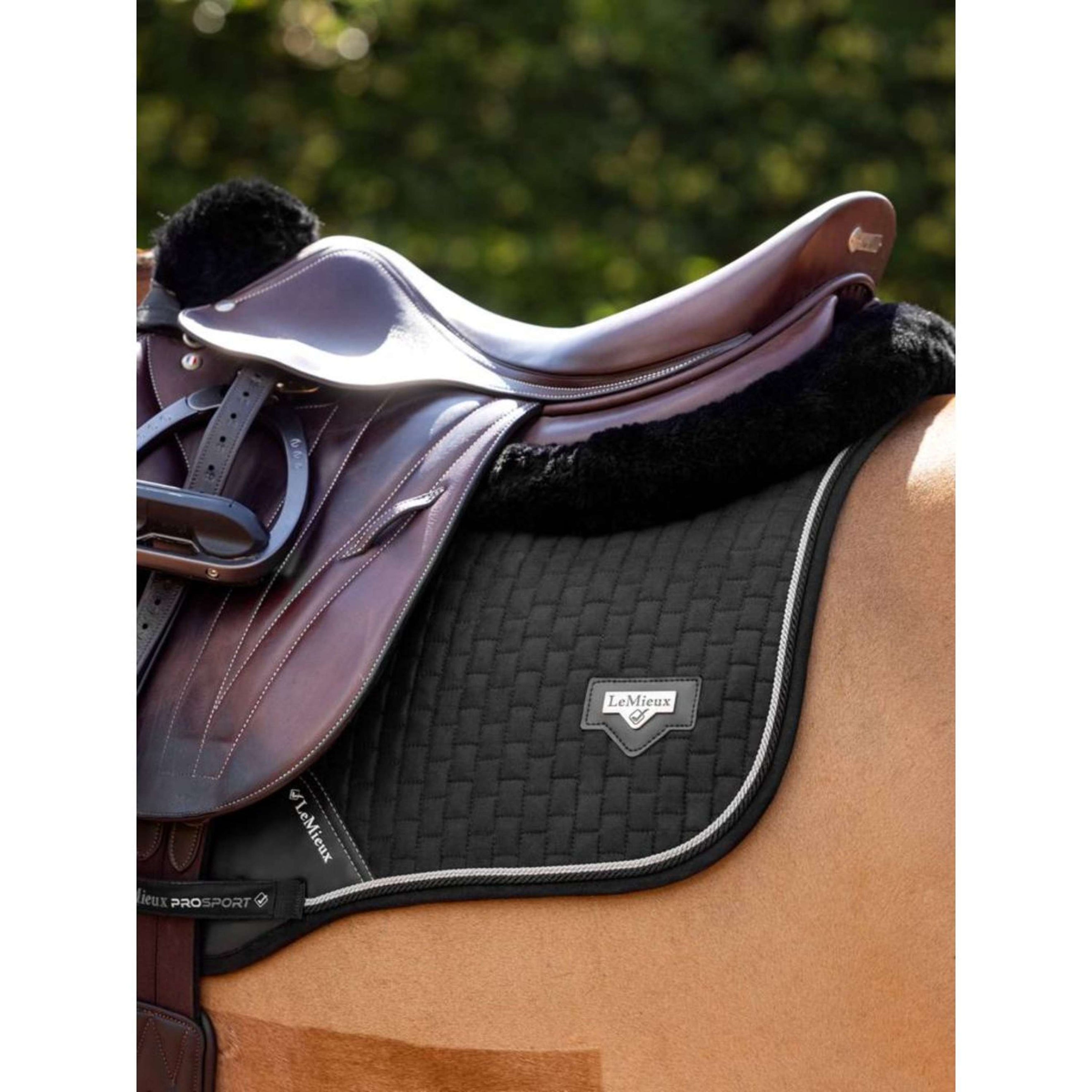 LeMieux Saut en tapis de selle Puissance Suede Noir LeMieux Saut en tapis de selle Puissance Suede Noir