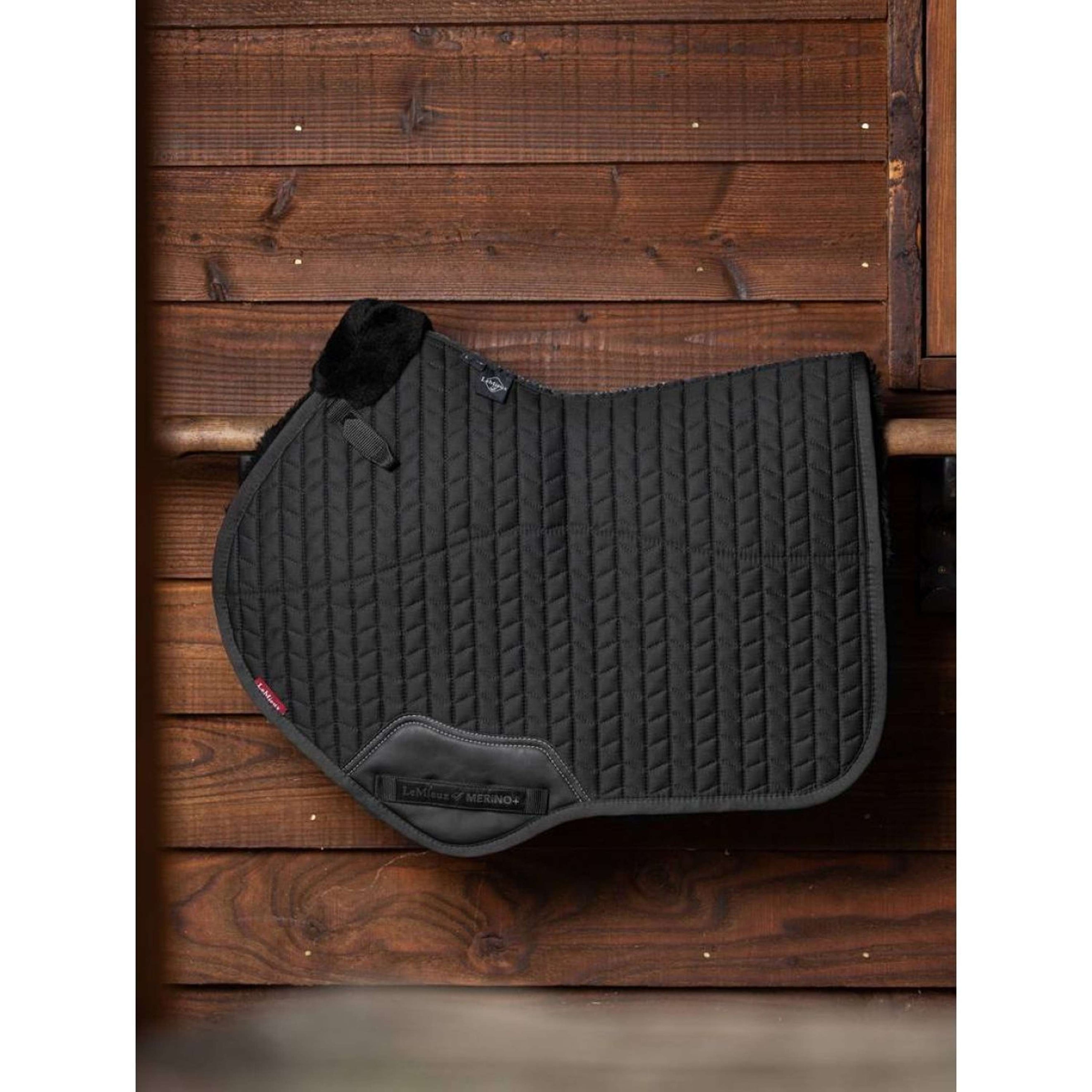 LeMieux Tapis de Selle Pro CC Peau d'Agneau Noir/Noir LeMieux Tapis de Selle Pro CC Peau d'Agneau Noir/Noir