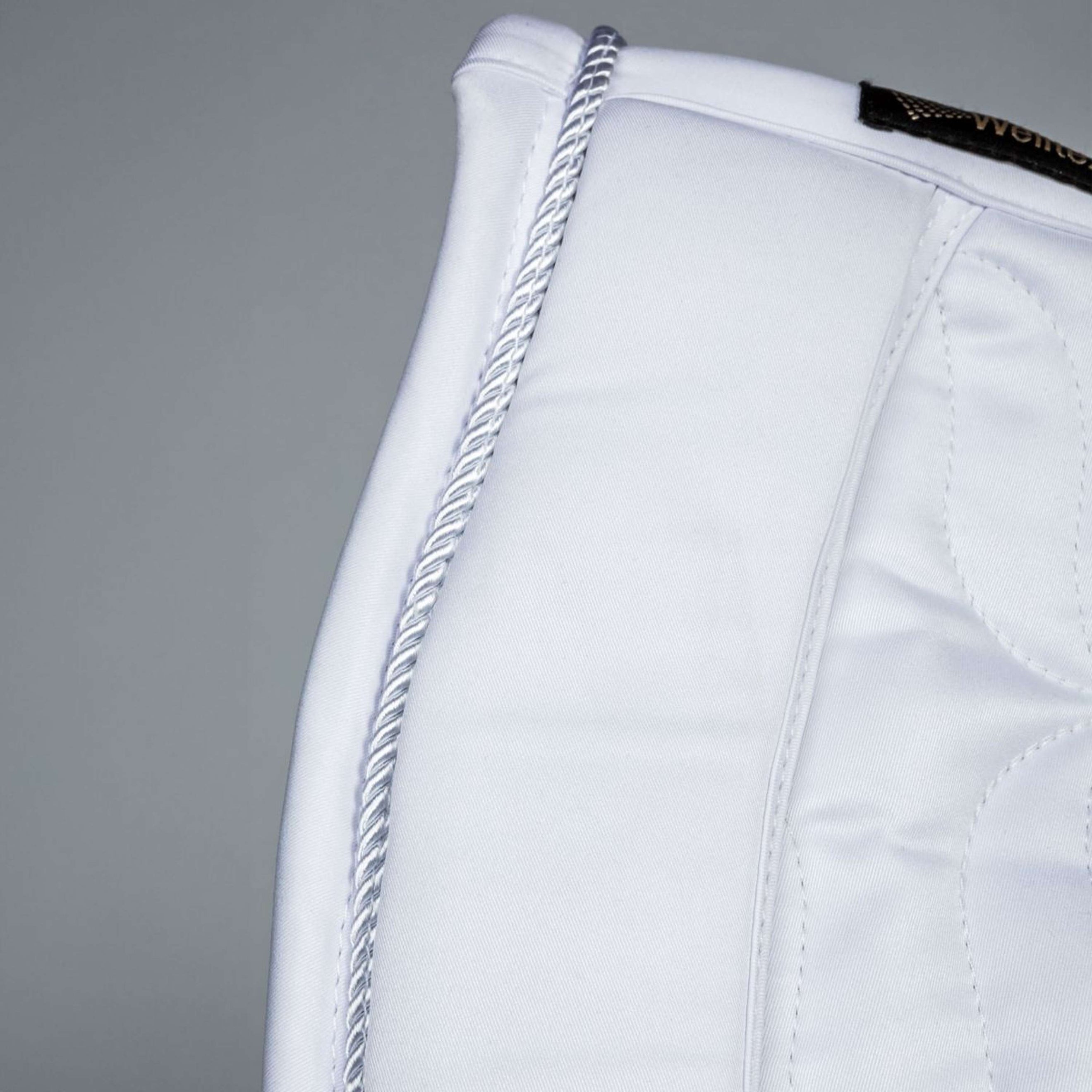 Back on Track Tapis de Selle Deep Nights Dressage Blanc Back on Track Tapis de Selle Deep Nights Dressage Blanc