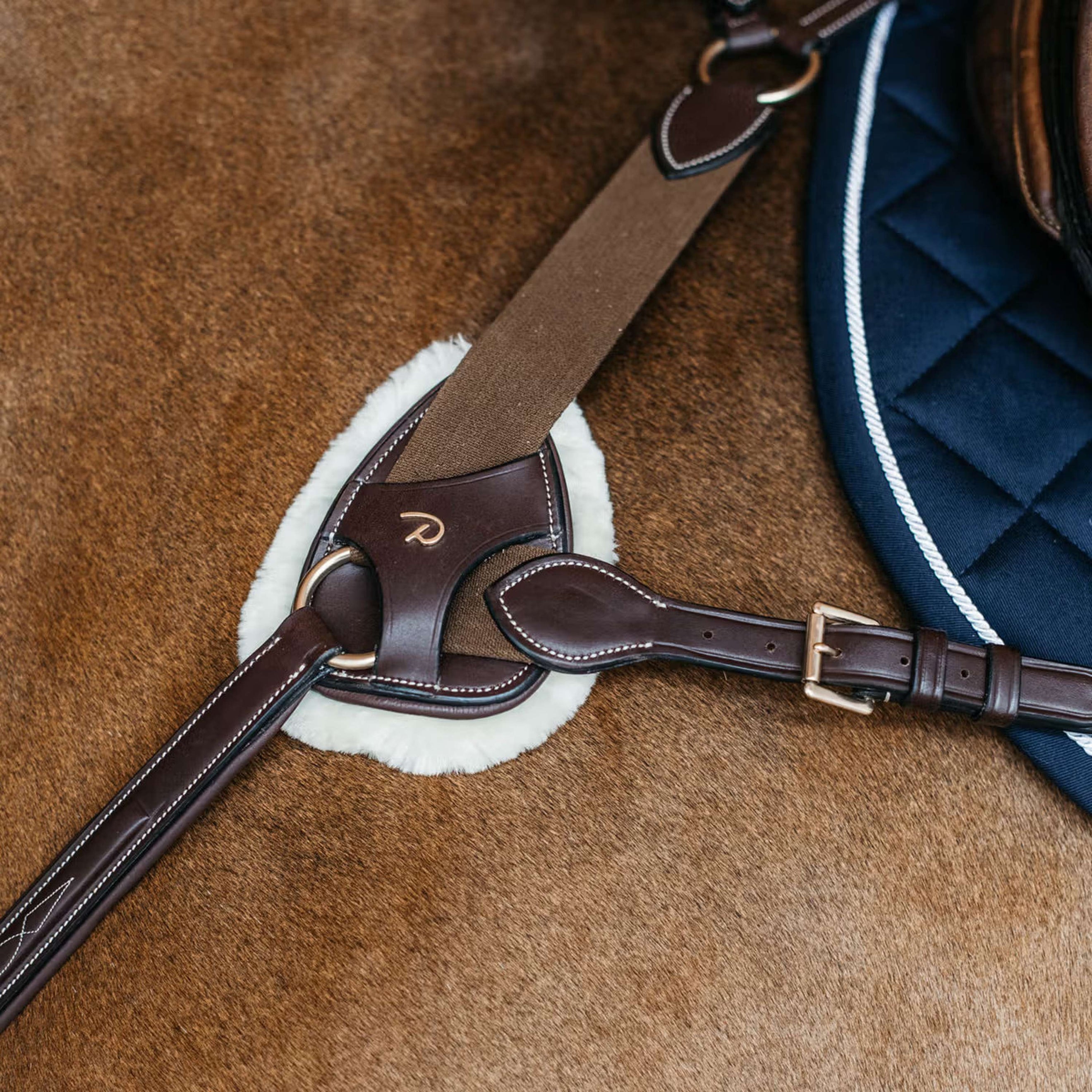 Dyon Protection de Poitrail 5 points Peau de Mouton Synthétique Marron