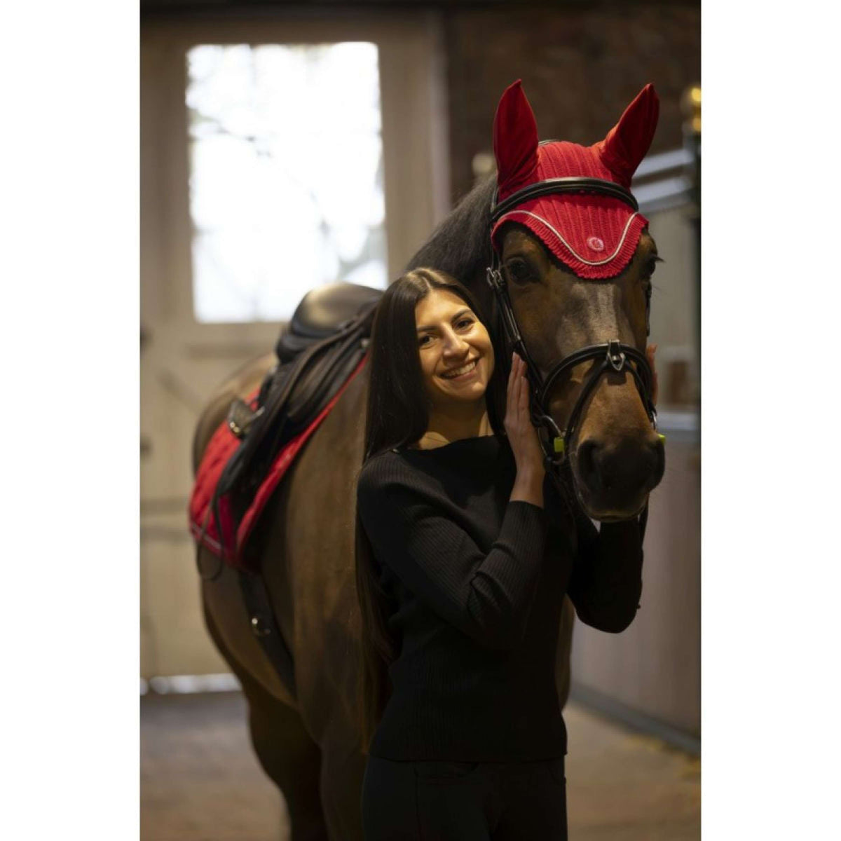 Bonnet anti-mouches pour cheval à garniture rouge Equestro Bonnet anti-mouches pour cheval à garniture rouge Equestro