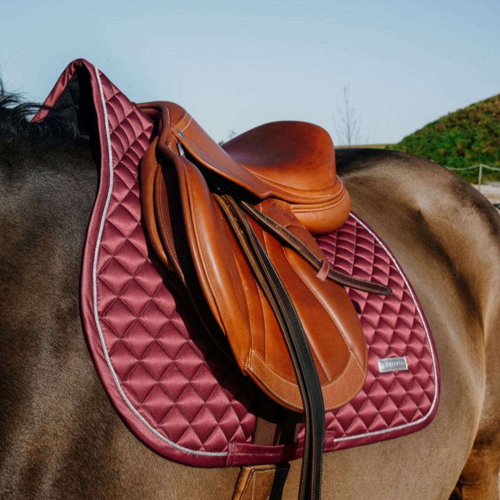 EQUITHÈME Tapis de Selle Nacre de Saut Bordeaux