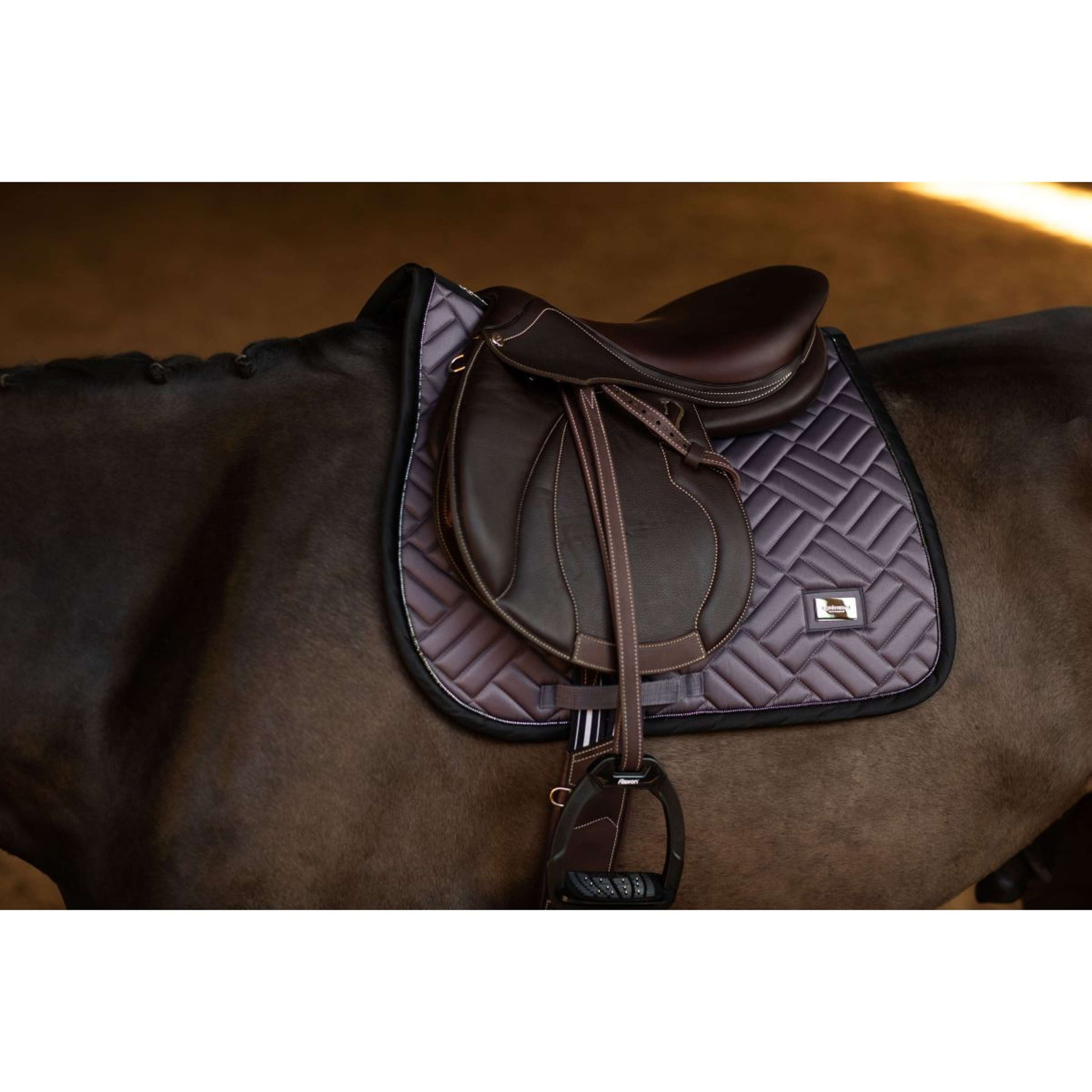 Equestrian Stockholm Tapis de Selle Modern de Saut Dark Violet Equestrian Stockholm Tapis de Selle Modern de Saut Dark Violet