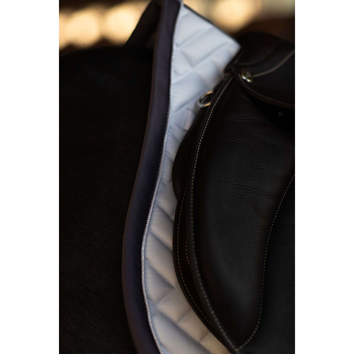 Equestrian Stockholm Tapis de Selle Modern de Saut Blanc/Dark Violet