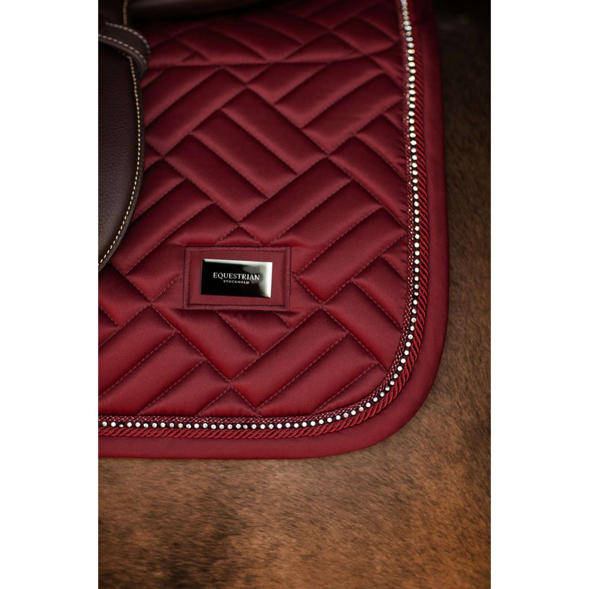 Equestrian Stockholm Tapis de Selle Vegan Fur de Saut Crystal Bordeaux
