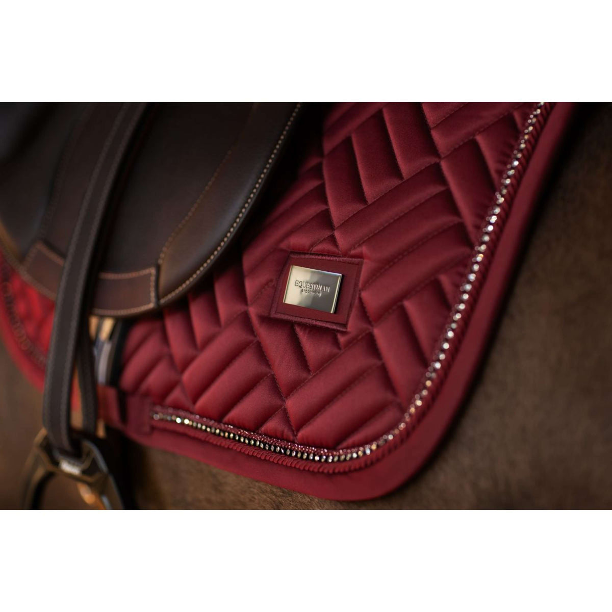 Equestrian Stockholm Tapis de Selle Vegan Fur de Saut Crystal Bordeaux