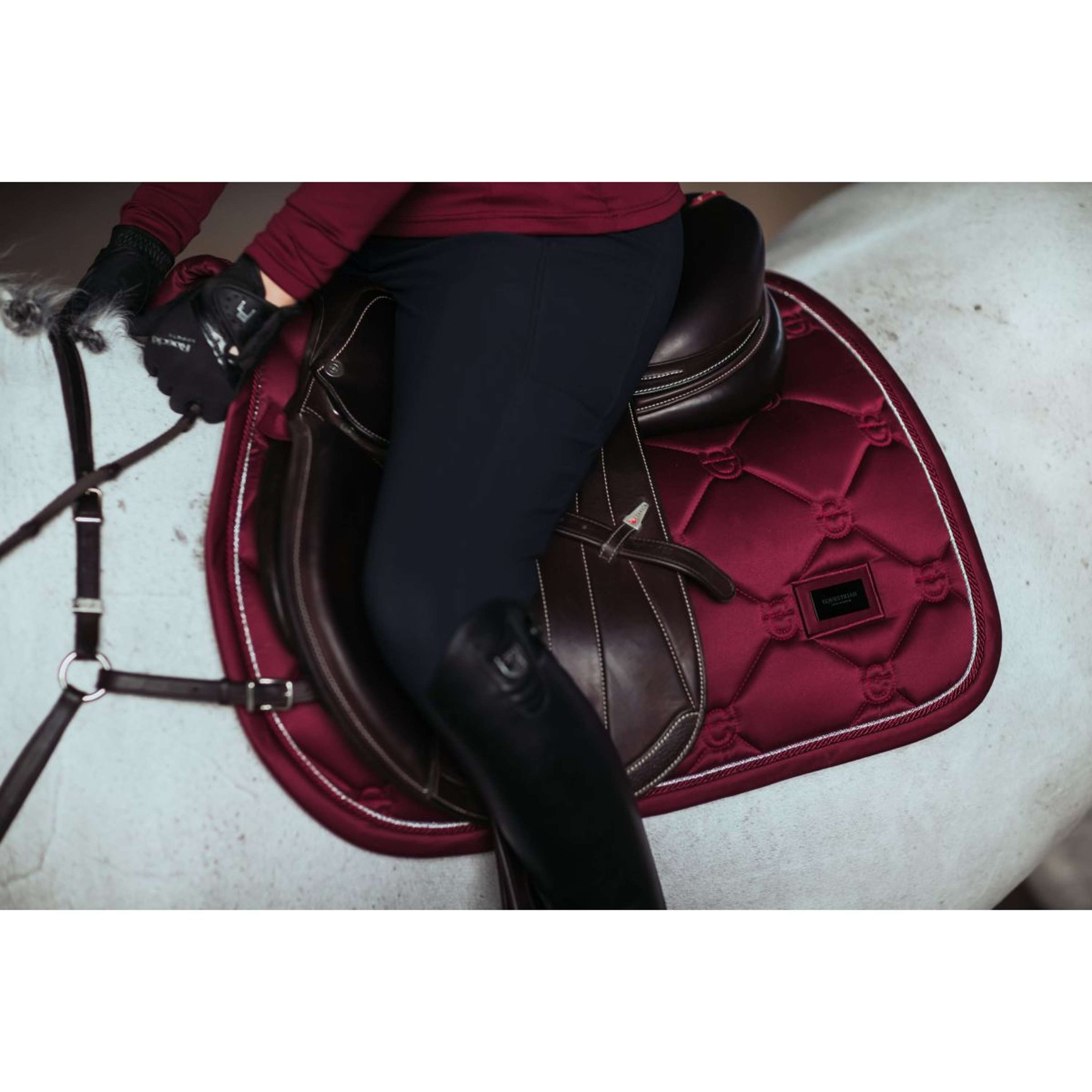 Equestrian Stockholm Tapis de Selle de Saut Bordeaux Equestrian Stockholm Tapis de Selle de Saut Bordeaux