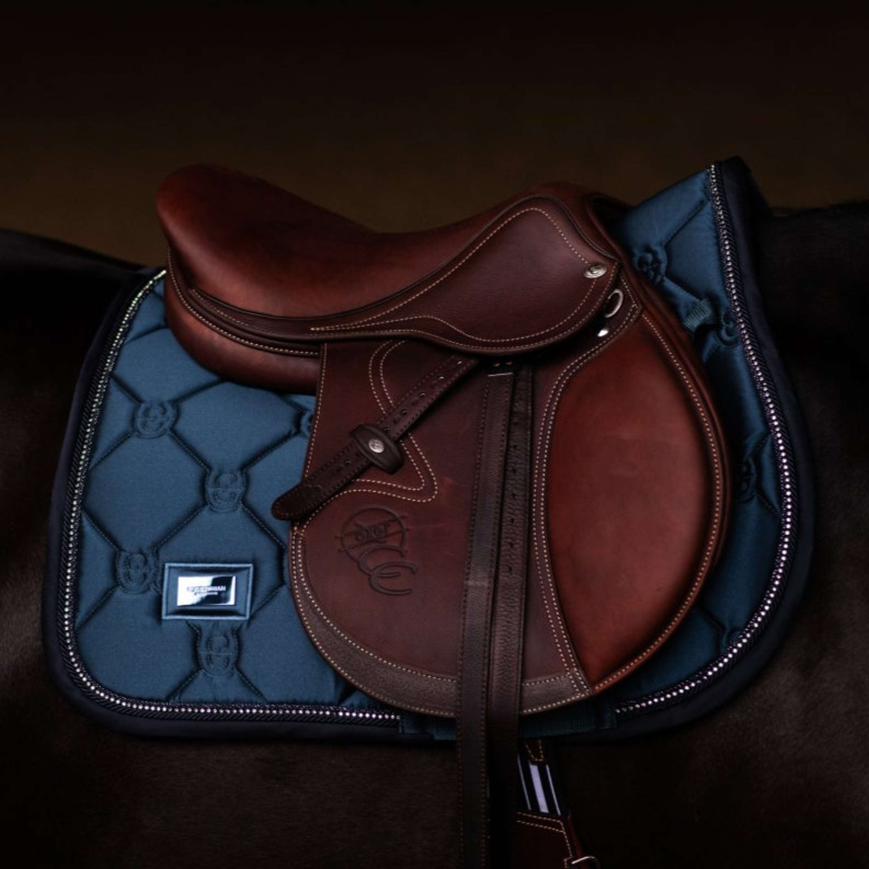 Equestrian Stockholm Tapis de Selle Crystal Shine de Saut Blue Meadow
