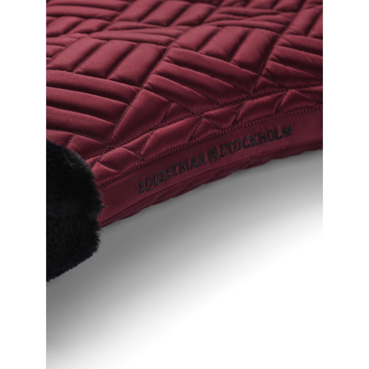 Equestrian Stockholm Tapis de Selle Vegan Fur Dressage Crystal Bordeaux