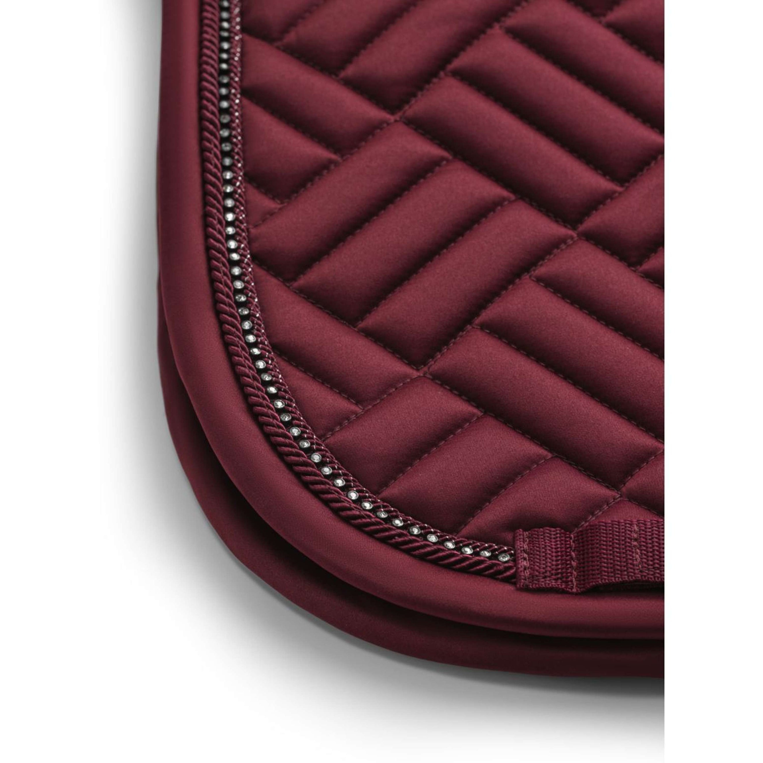 Equestrian Stockholm Tapis de Selle Vegan Fur Dressage Crystal Bordeaux Equestrian Stockholm Tapis de Selle Vegan Fur Dressage Crystal Bordeaux
