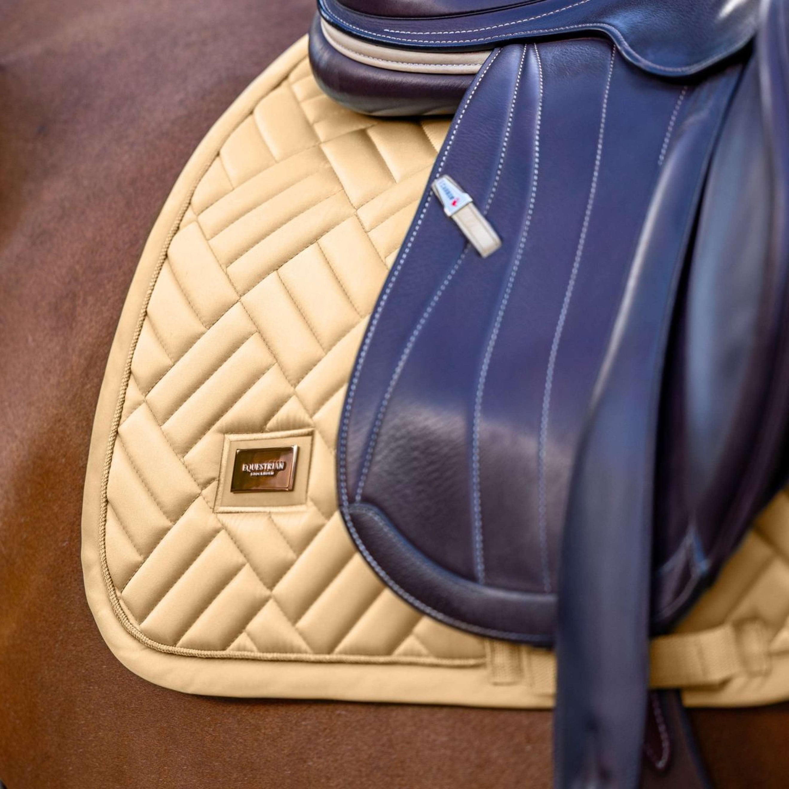 Equestrian Stockholm Tapis de Selle Modern de Saut Midsummer Glow Equestrian Stockholm Tapis de Selle Modern de Saut Midsummer Glow