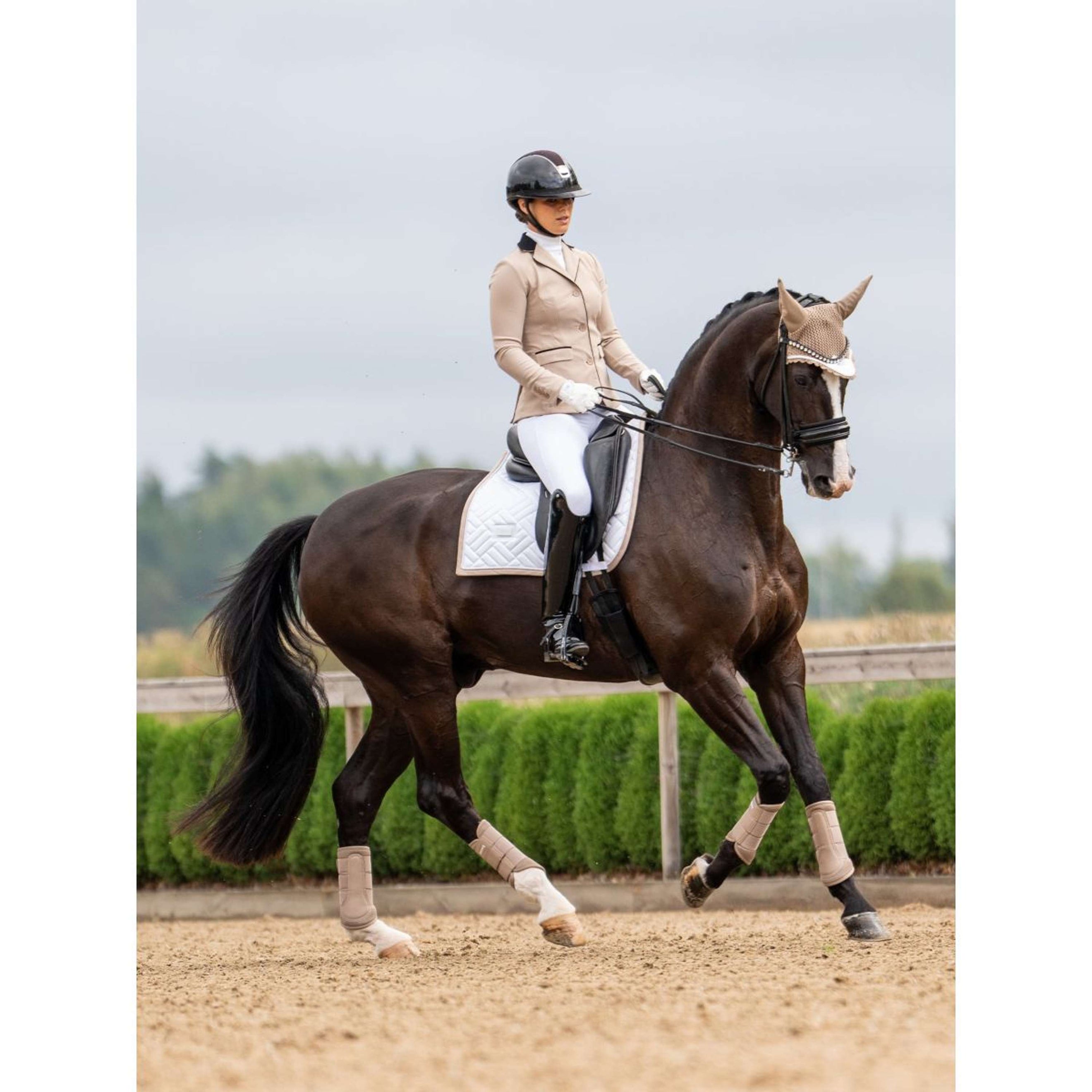 Equestrian Stockholm Tapis de Selle Modern Dressage White Sand Equestrian Stockholm Tapis de Selle Modern Dressage White Sand