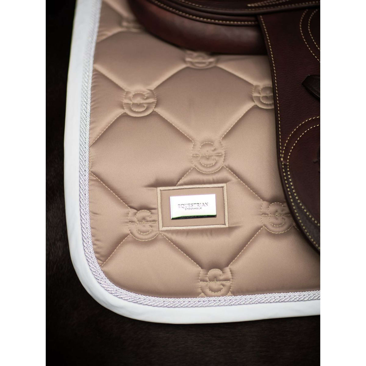 Equestrian Stockholm Tapis de Selle de Saut Sable
