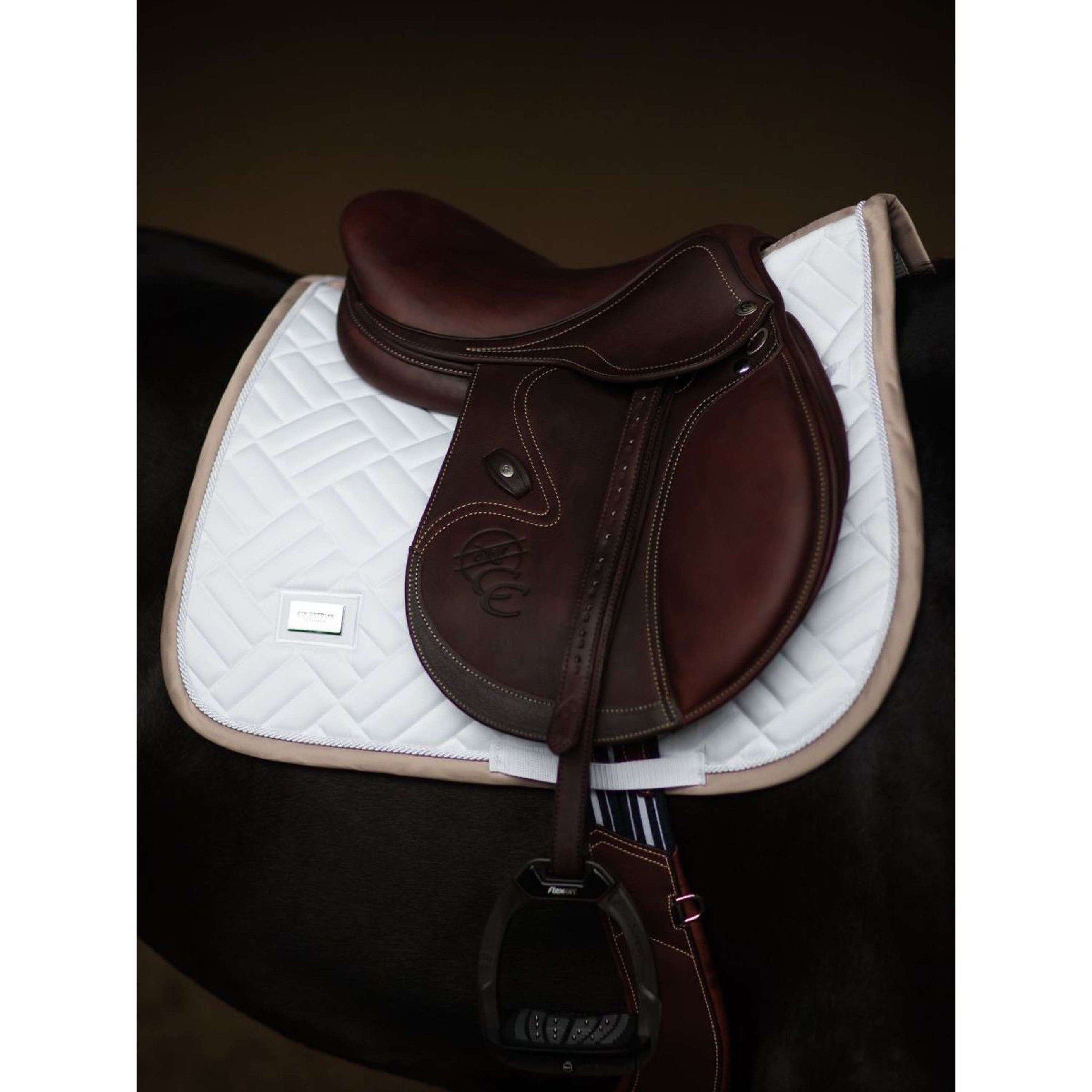 Equestrian Stockholm Tapis de Selle Modern de Saut White Sand Equestrian Stockholm Tapis de Selle Modern de Saut White Sand