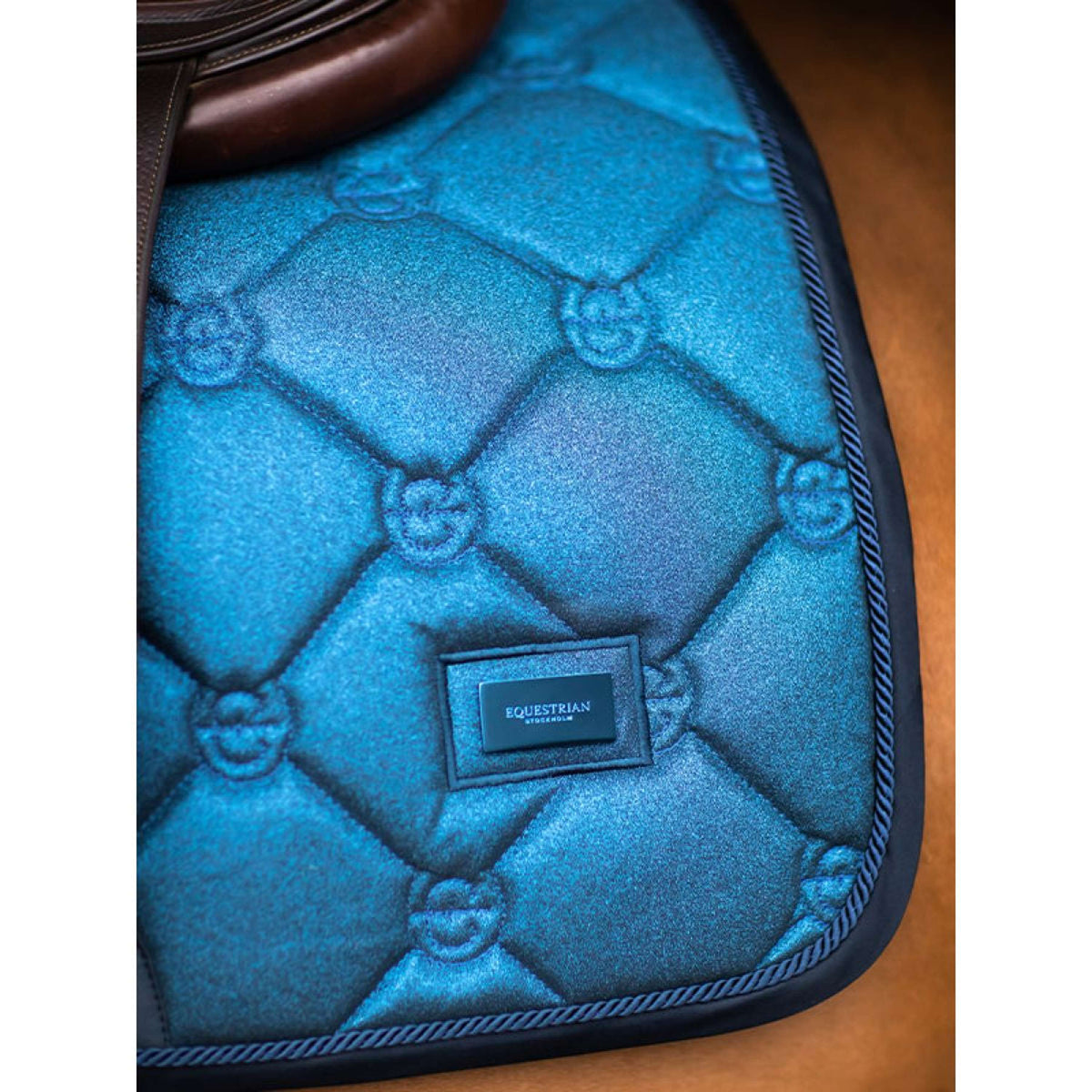 Equestrian Stockholm Tapis de Selle de Saut Blue Meadow Glimmer