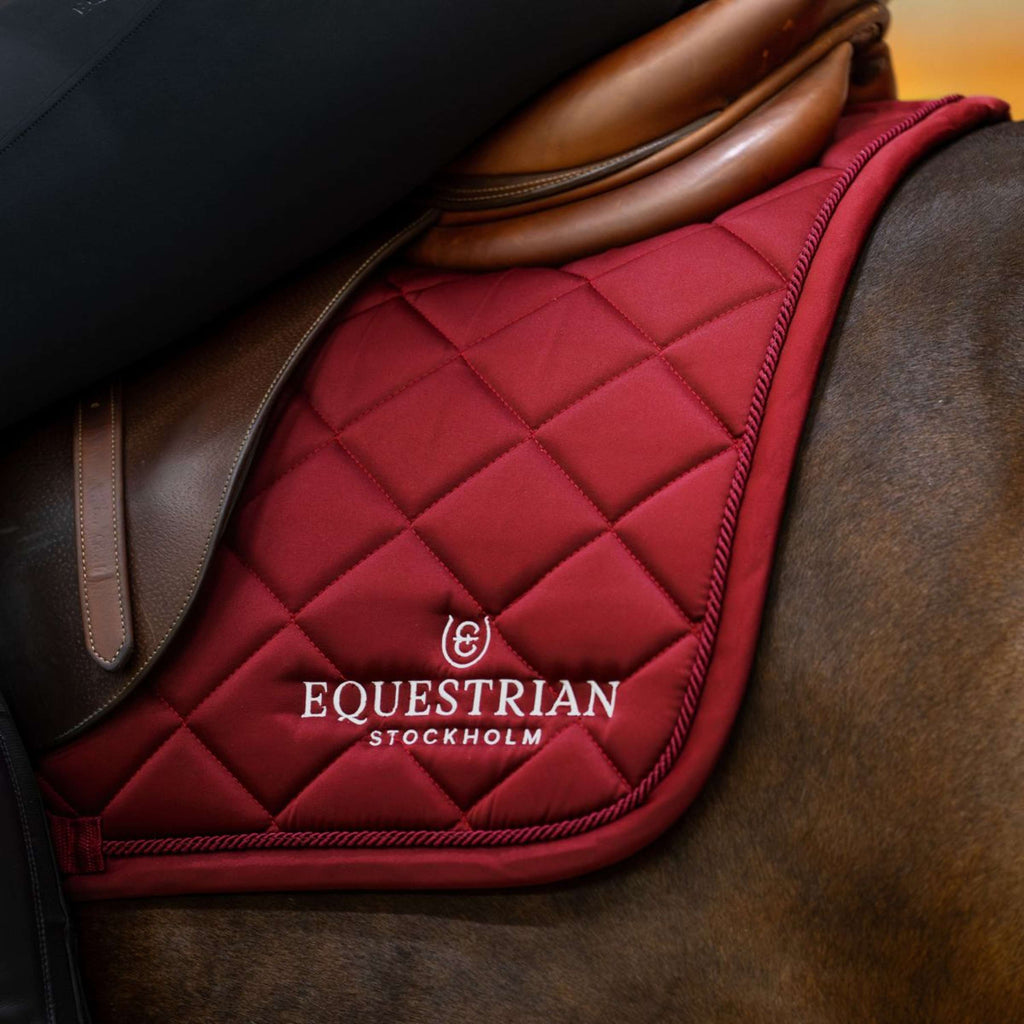 Equestrian Stockholm Tapis de Selle Line de Saut Bordeaux