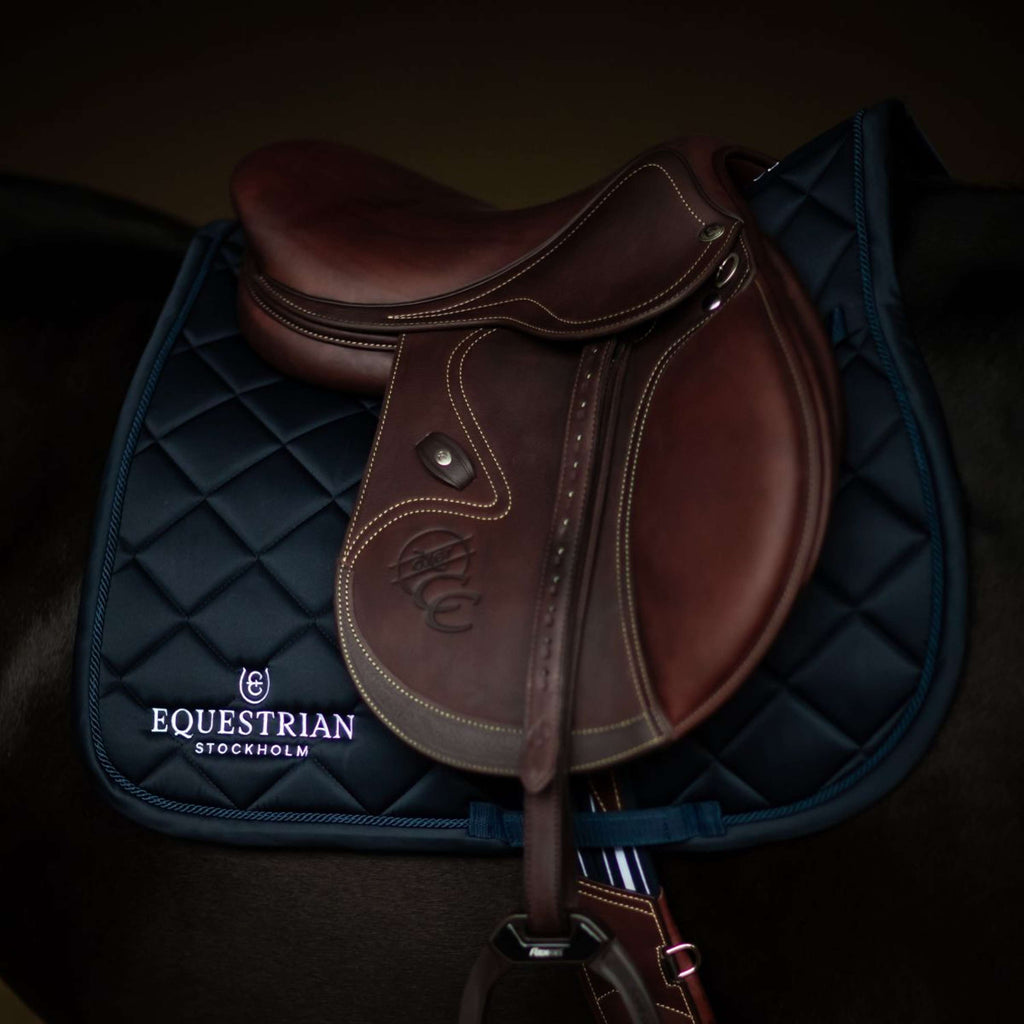 Equestrian Stockholm Tapis de Selle Line de Saut Marin