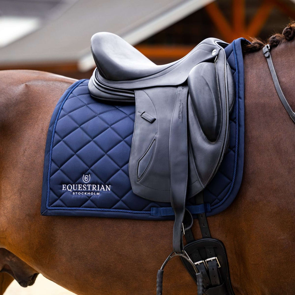 Equestrian Stockholm Tapis de Selle Line Dressage Marin
