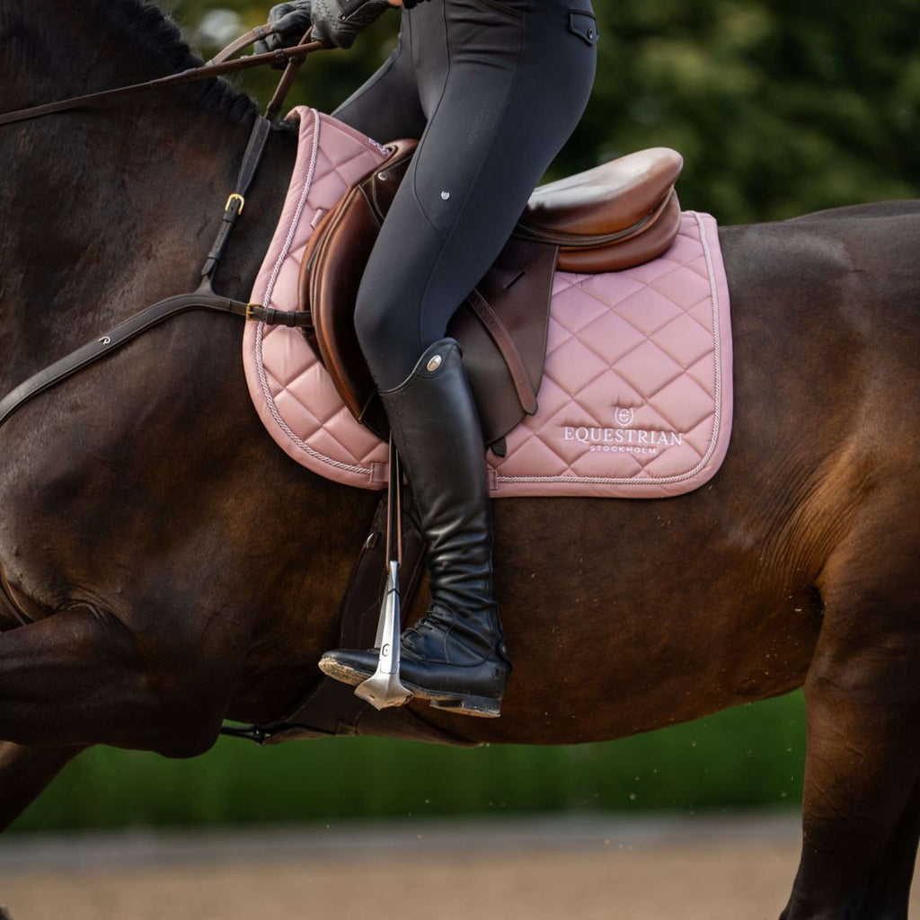 Equestrian Stockholm Tapis de Selle Line de Saut Rose