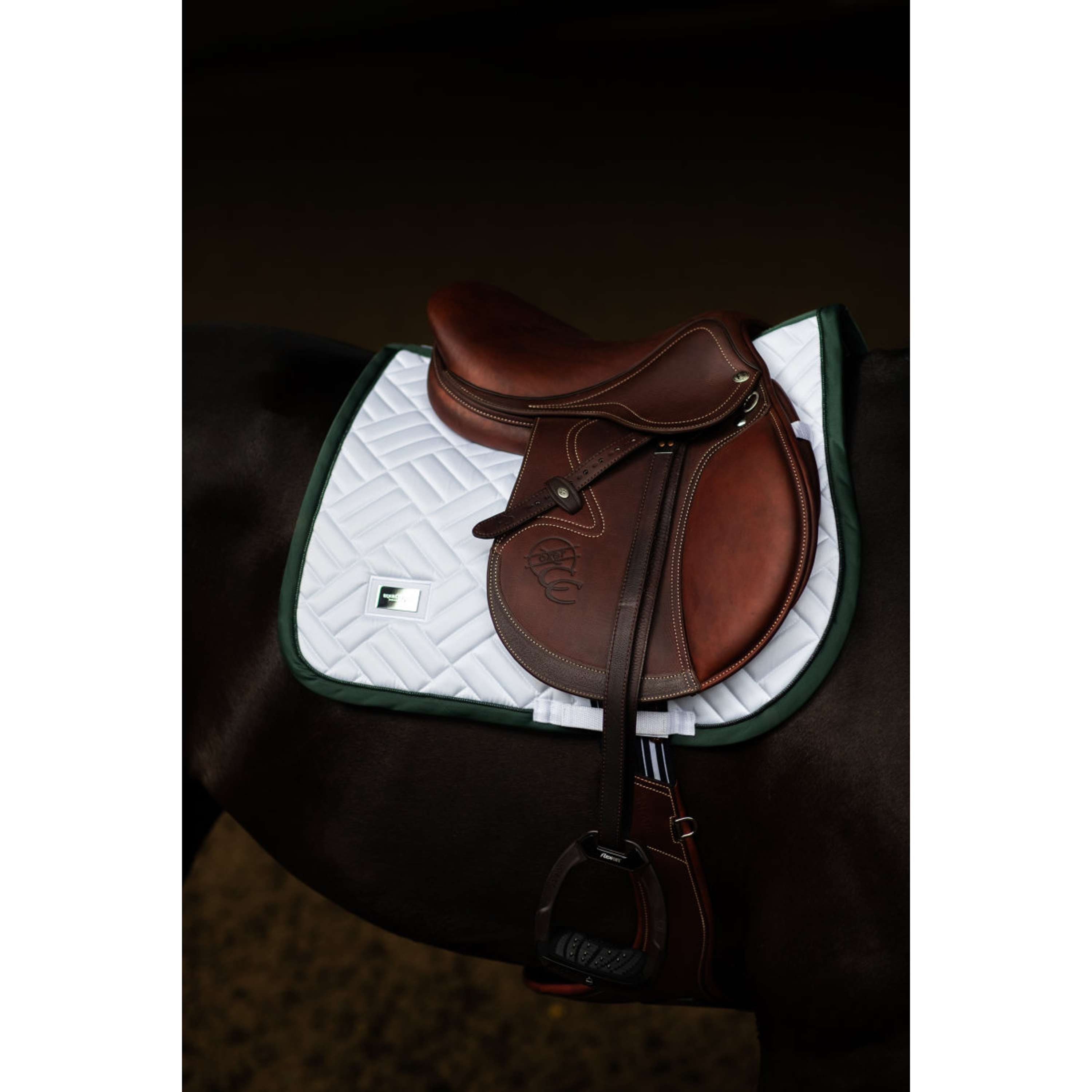 Equestrian Stockholm Tapis de Selle Modern de Saut Blanc/Sycamore Green