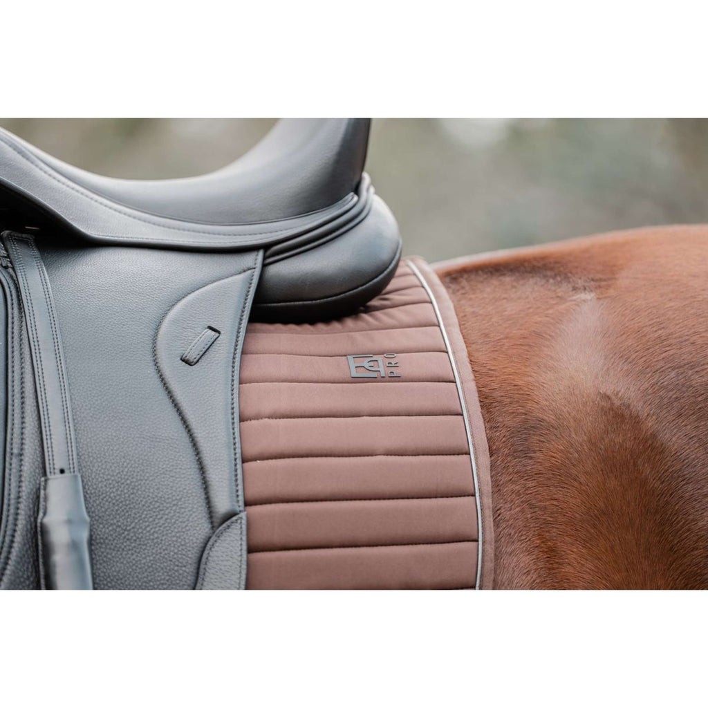 EQPRO Tapis de Selle Softshell Dressage Chocolat