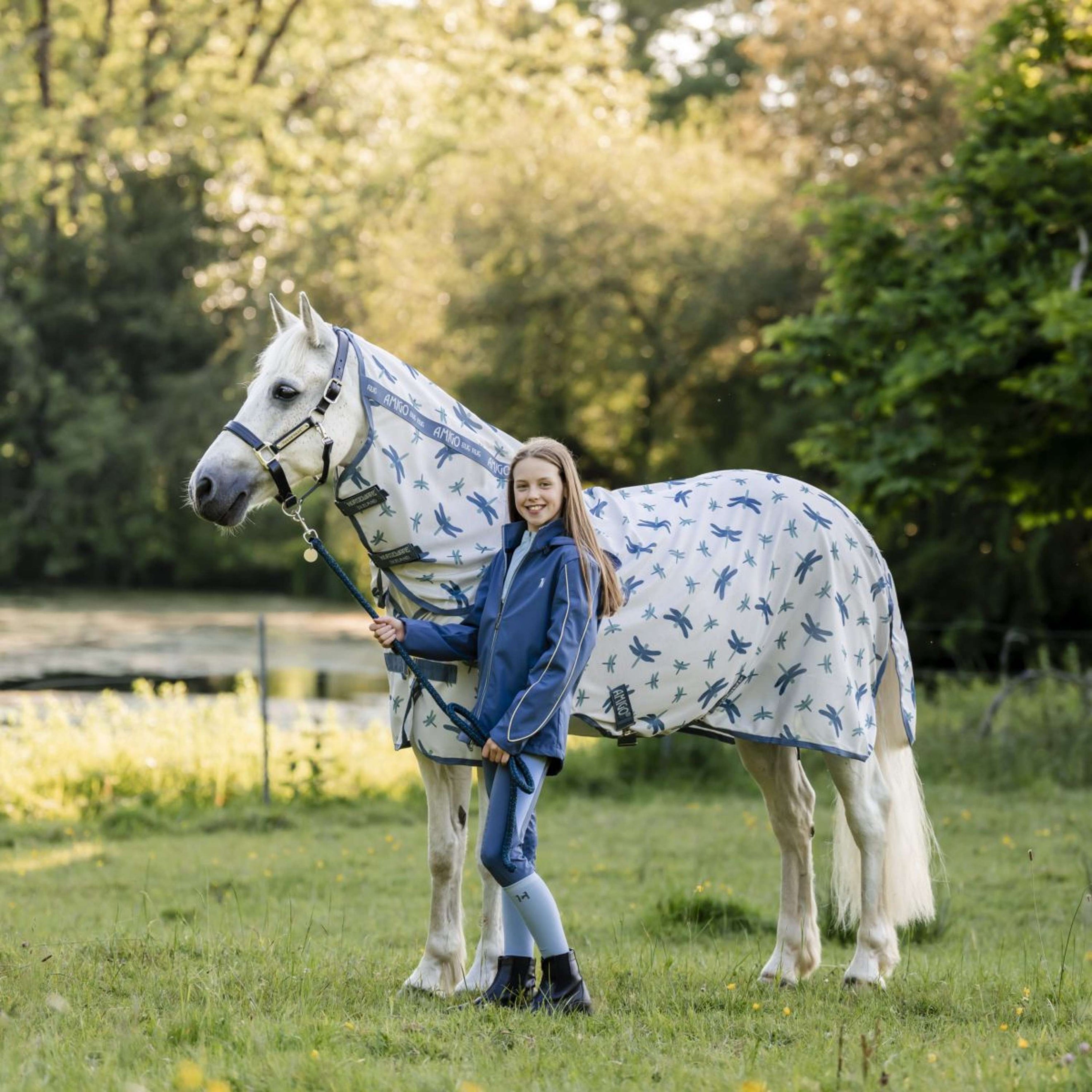 Amigo Couverture Anti-Mouches Plus Pony Dragonfly Print/Silver/Blue/Sage Amigo Couverture Anti-Mouches Plus Pony Dragonfly Print/Silver/Blue/Sage