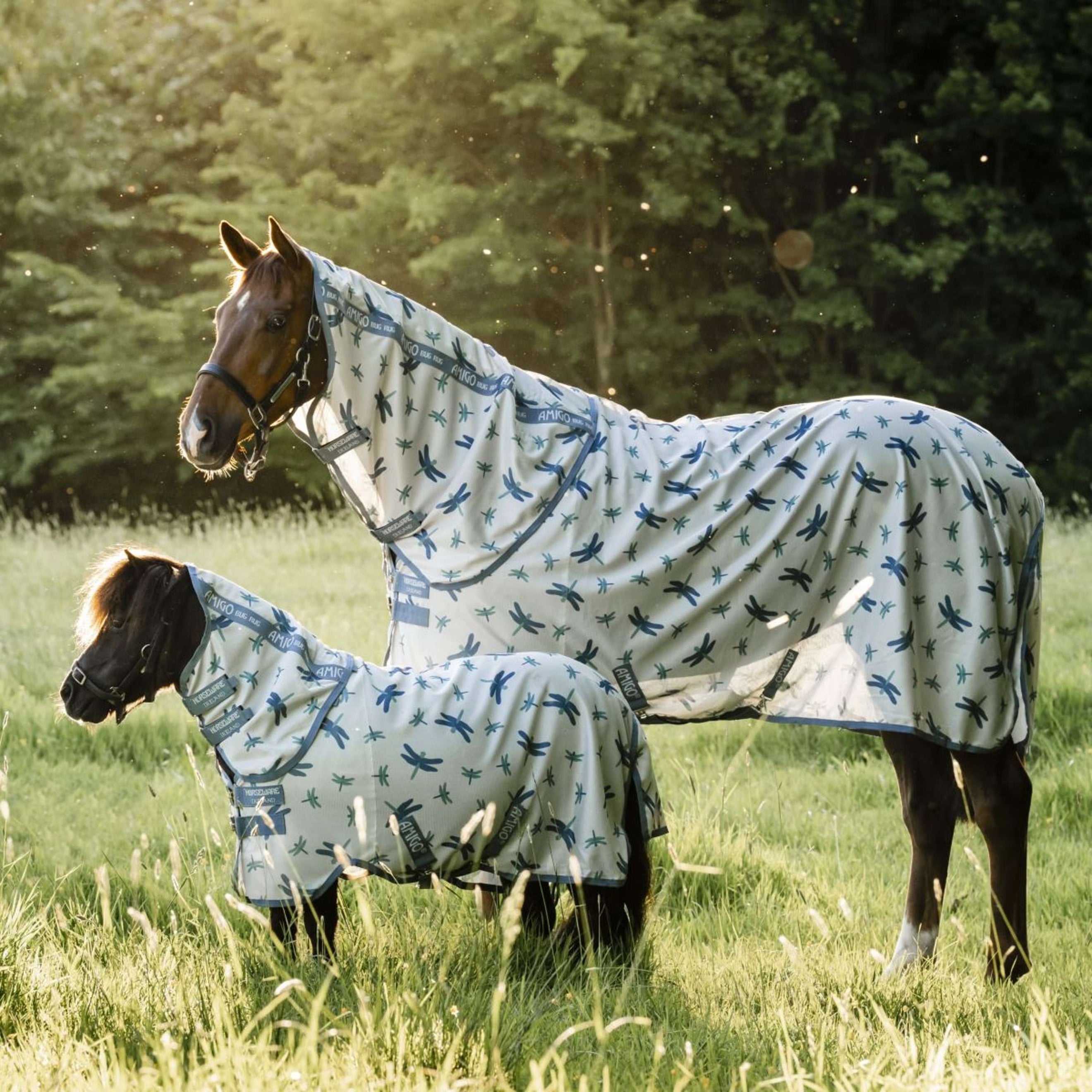 Amigo Couverture Anti-Mouches Plus Petite Dragonfly Print/Silver/Blue/Sage Amigo Couverture Anti-Mouches Plus Petite Dragonfly Print/Silver/Blue/Sage