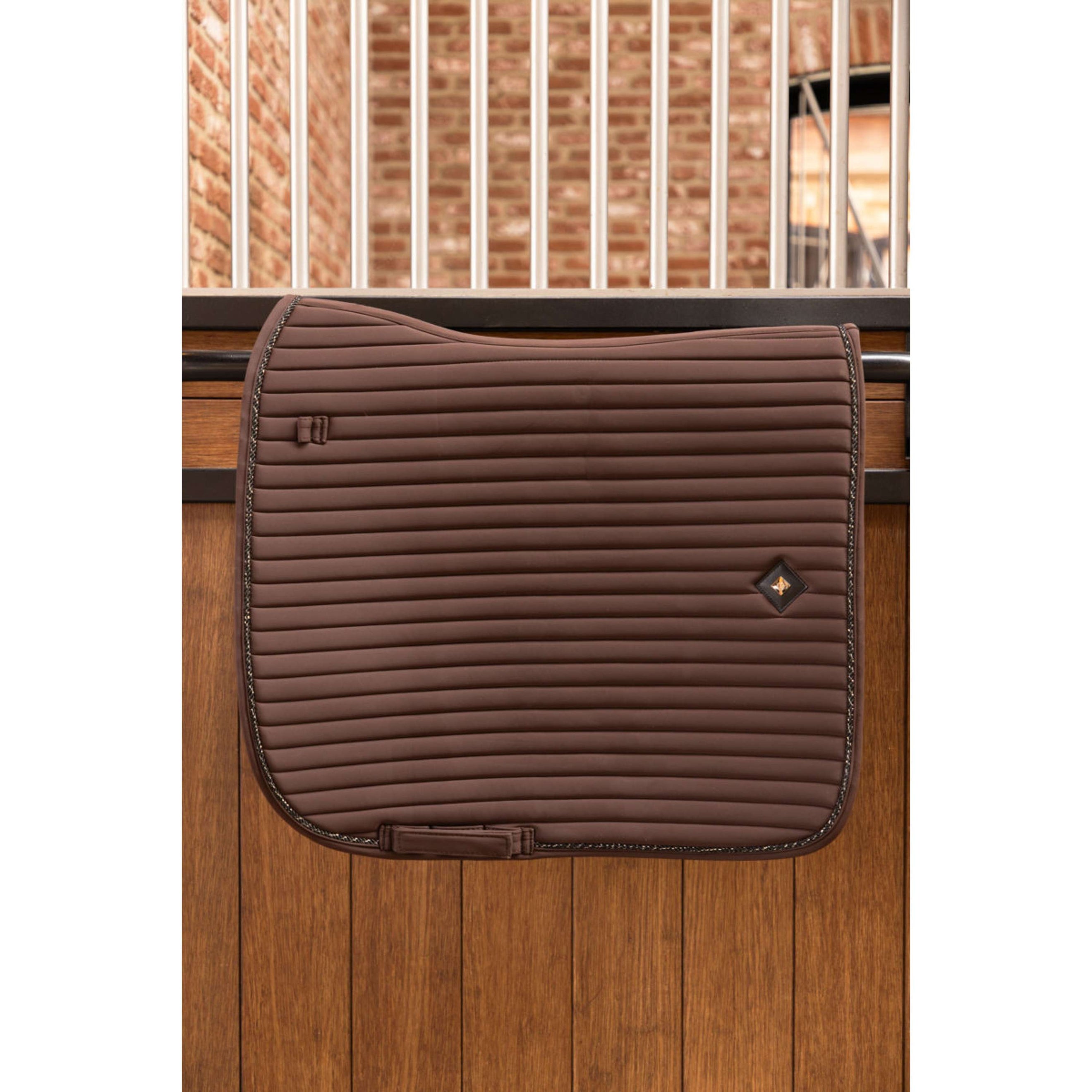 Imperial Riding Tapis de Selle IRHJosie Dressage Chocolat Imperial Riding Tapis de Selle IRHJosie Dressage Chocolat