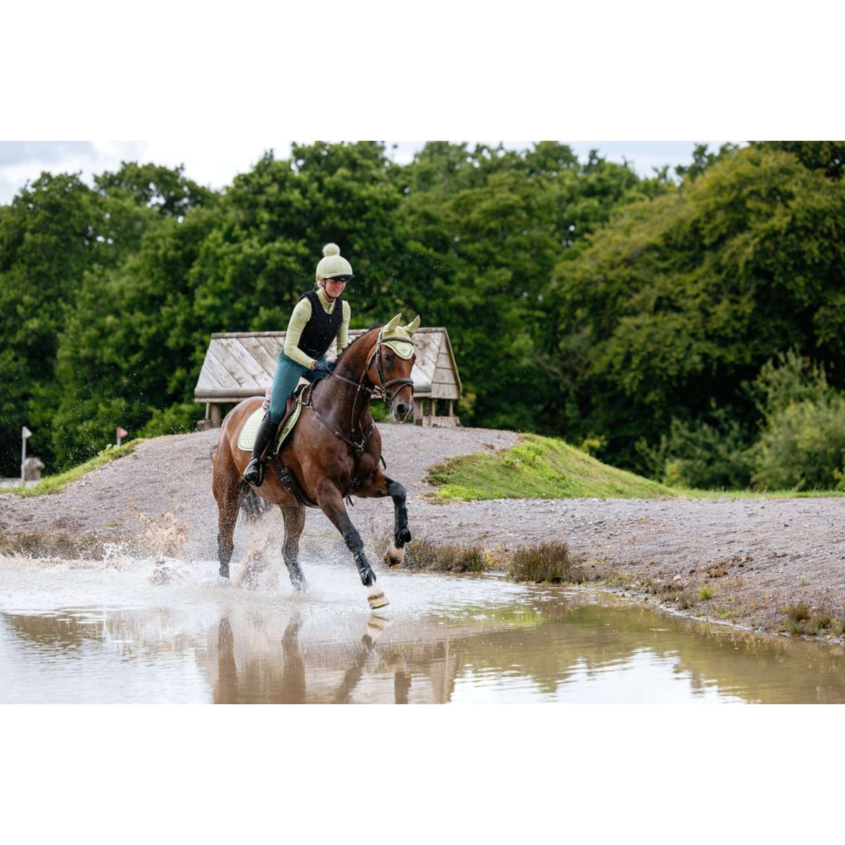 LeMieux Tapis de Selle Suede Close Contact Square de Saut Macaron