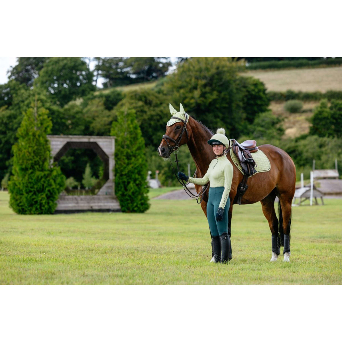 LeMieux Tapis de Selle Suede Close Contact Square de Saut Macaron
