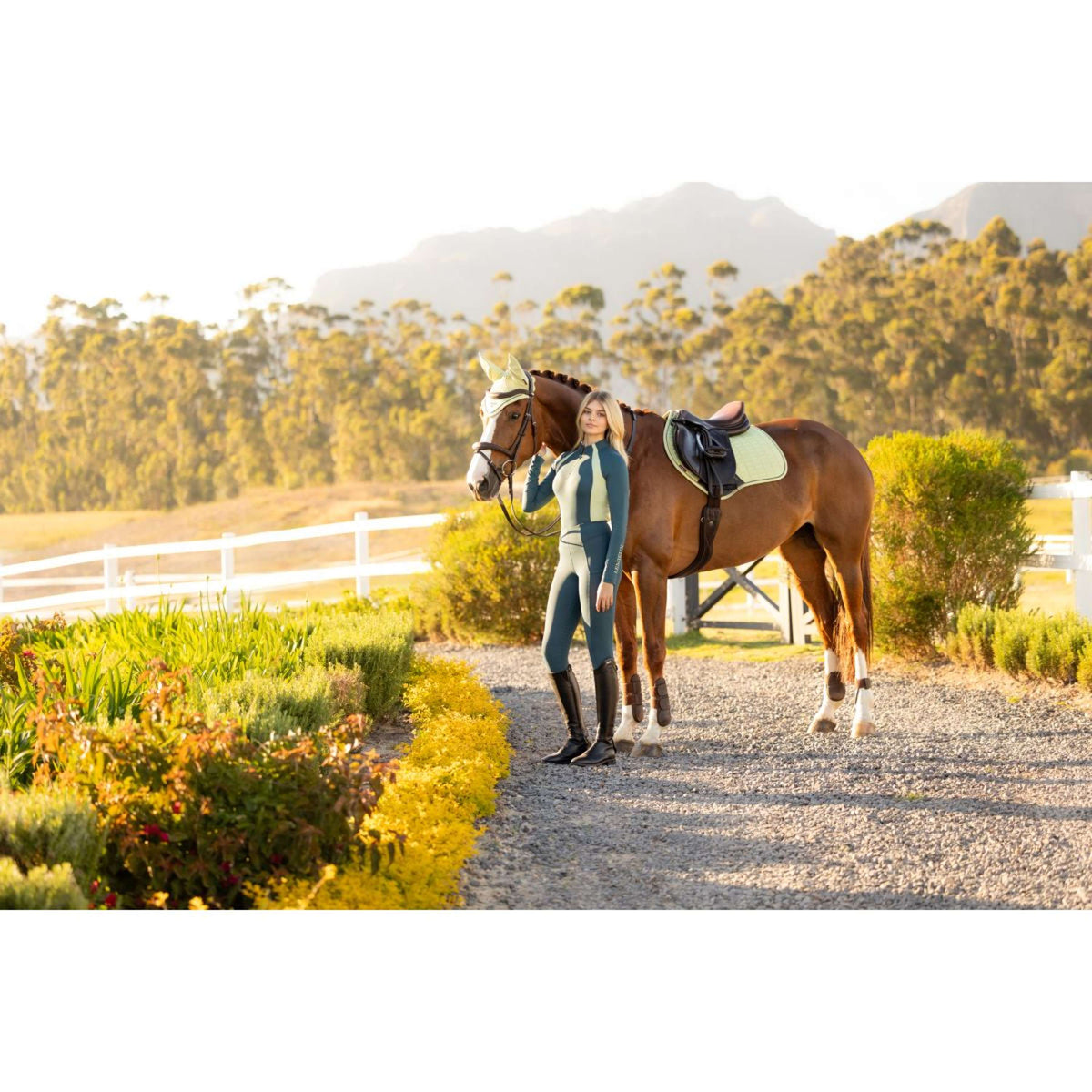 LeMieux Tapis de Selle Suede Close Contact Square de Saut Macaron