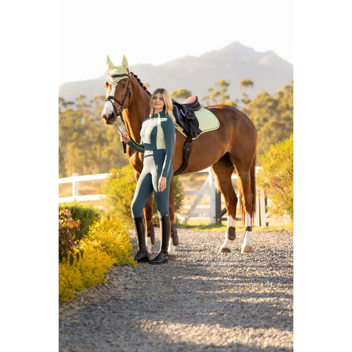 LeMieux Tapis de Selle Suede Close Contact Square de Saut Macaron