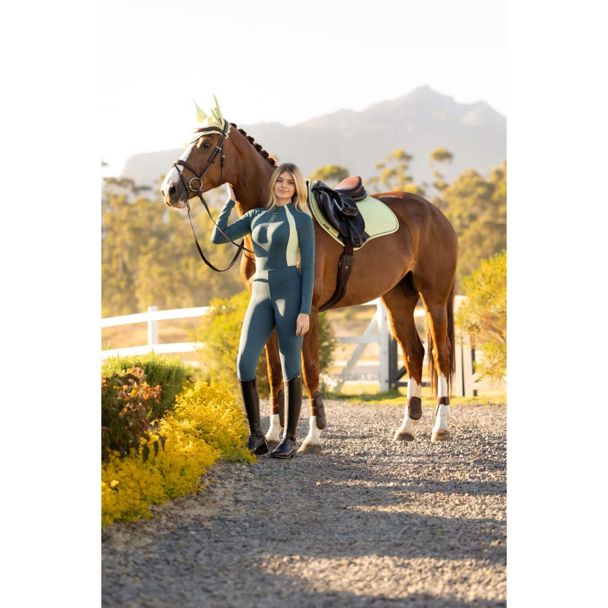 LeMieux Tapis de Selle Suede Close Contact Square de Saut Macaron