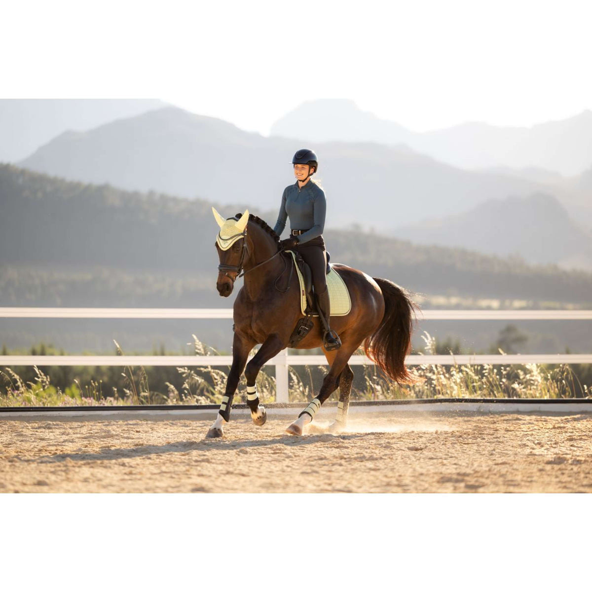 LeMieux Tapis de Selle Suede Square Dressage Macaron