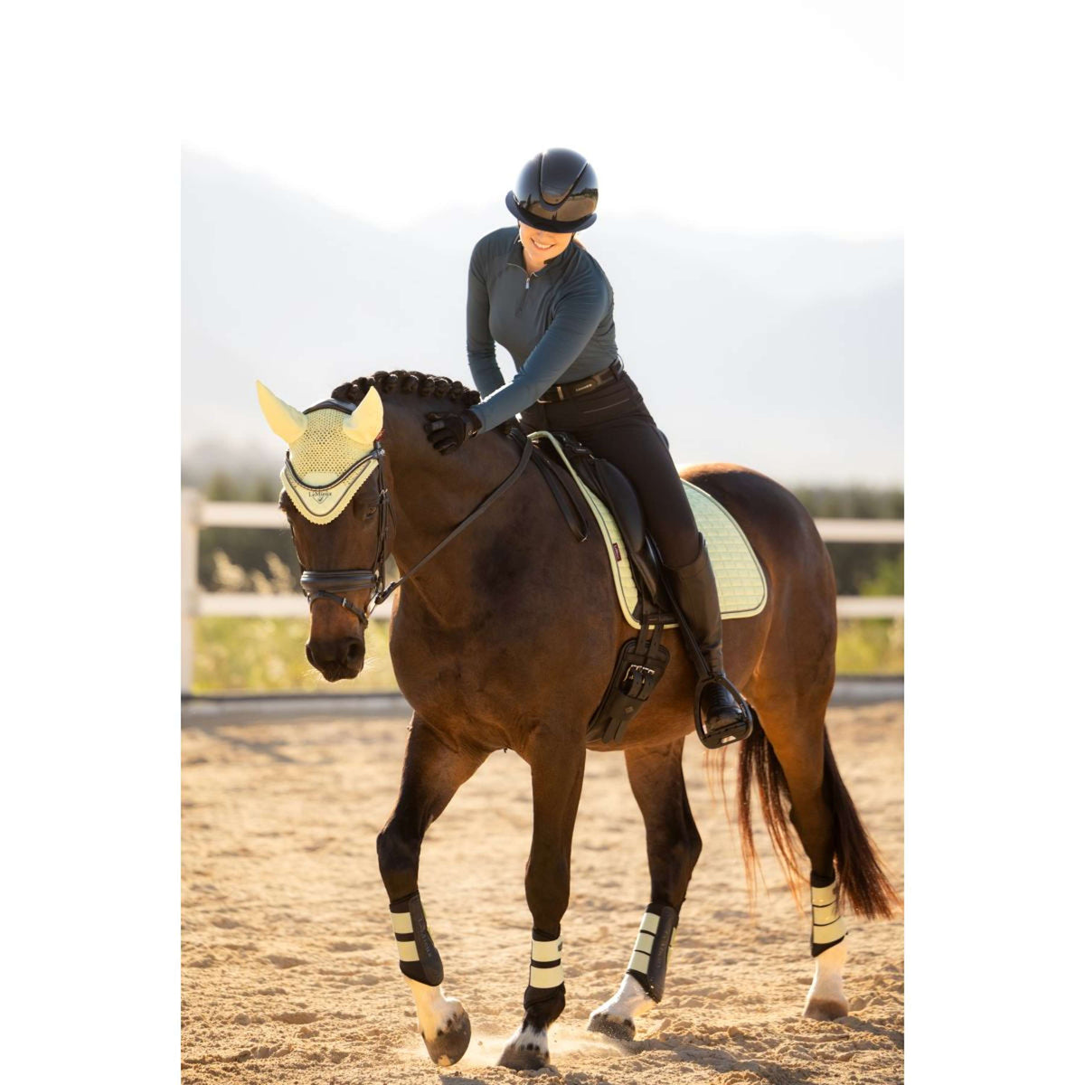 LeMieux Tapis de Selle Suede Square Dressage Macaron