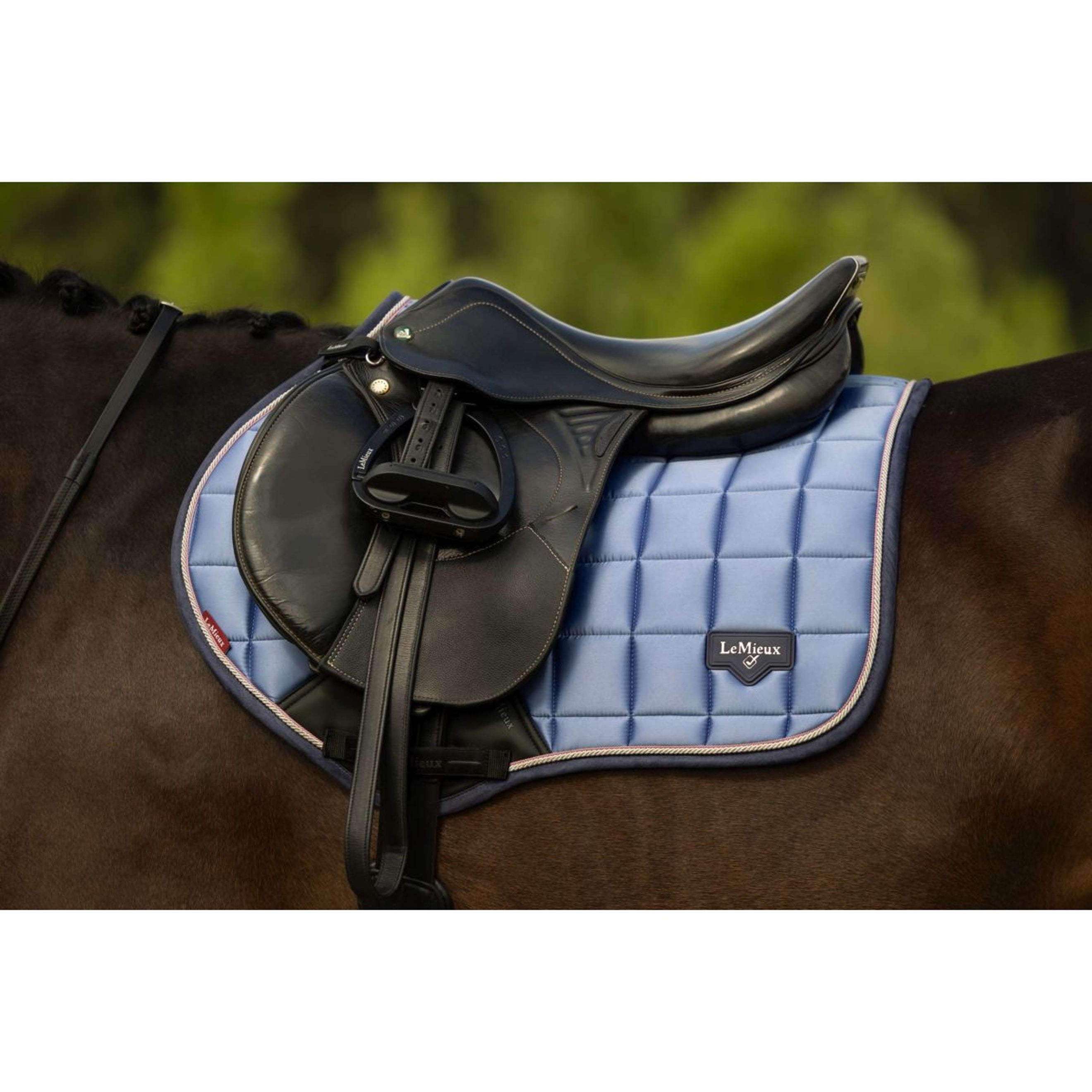 LeMieux Tapis de Selle Loire Classic Close Contact Square de Saut Powder Blue LeMieux Tapis de Selle Loire Classic Close Contact Square de Saut Powder Blue