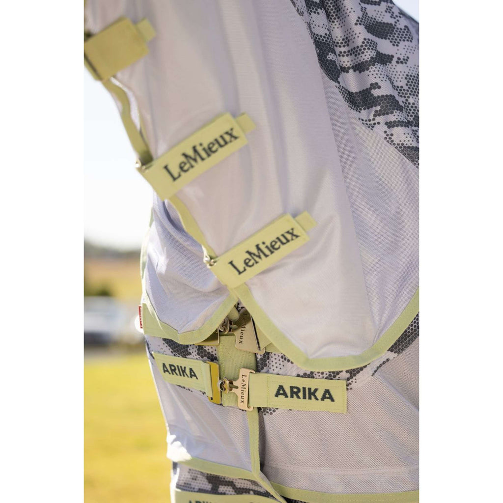 LeMieux Couverture Anti-Mouches Arika Camo-Tek avec Couvre-cou Macaron