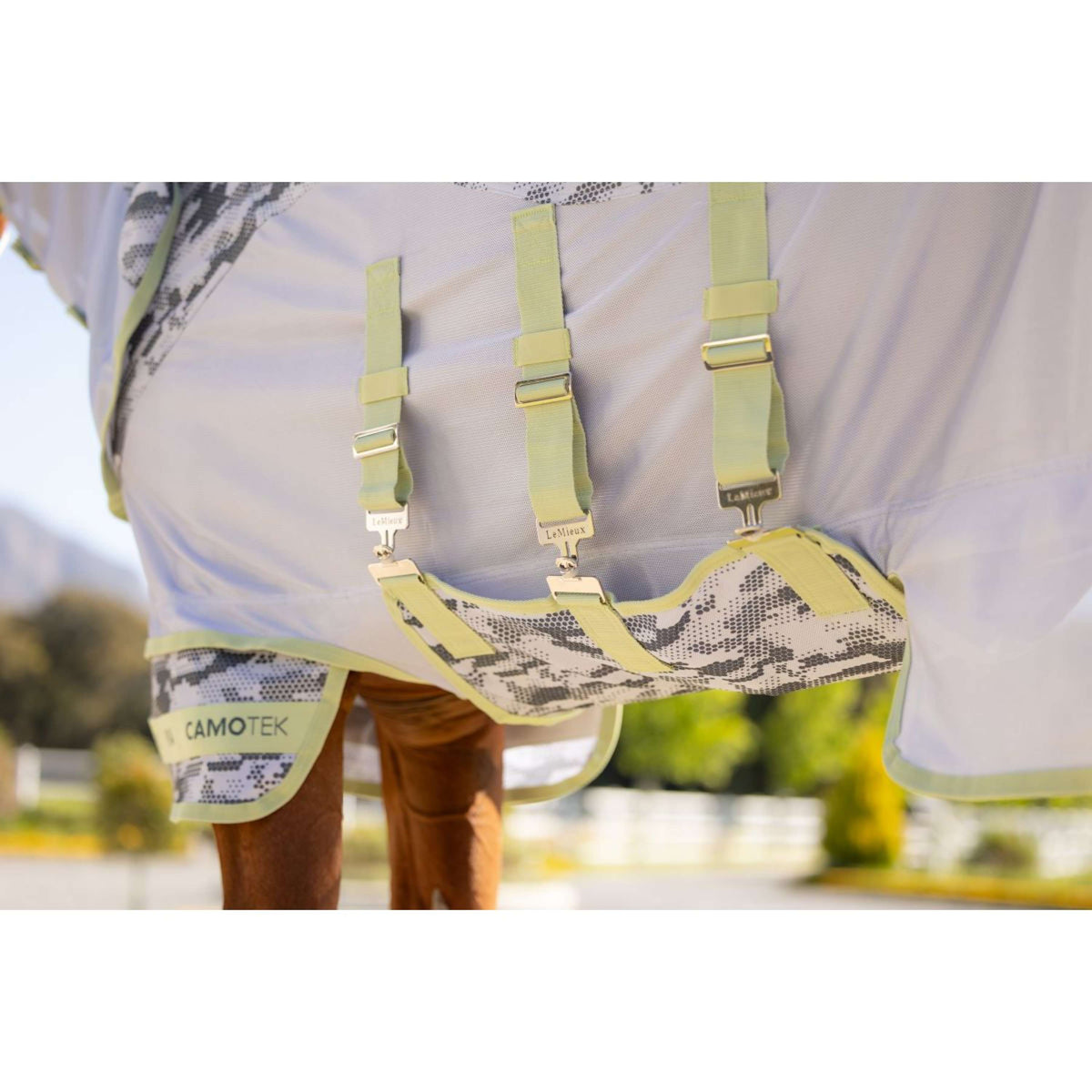 LeMieux Couverture Anti-Mouches Arika Camo-Tek avec Couvre-cou Macaron